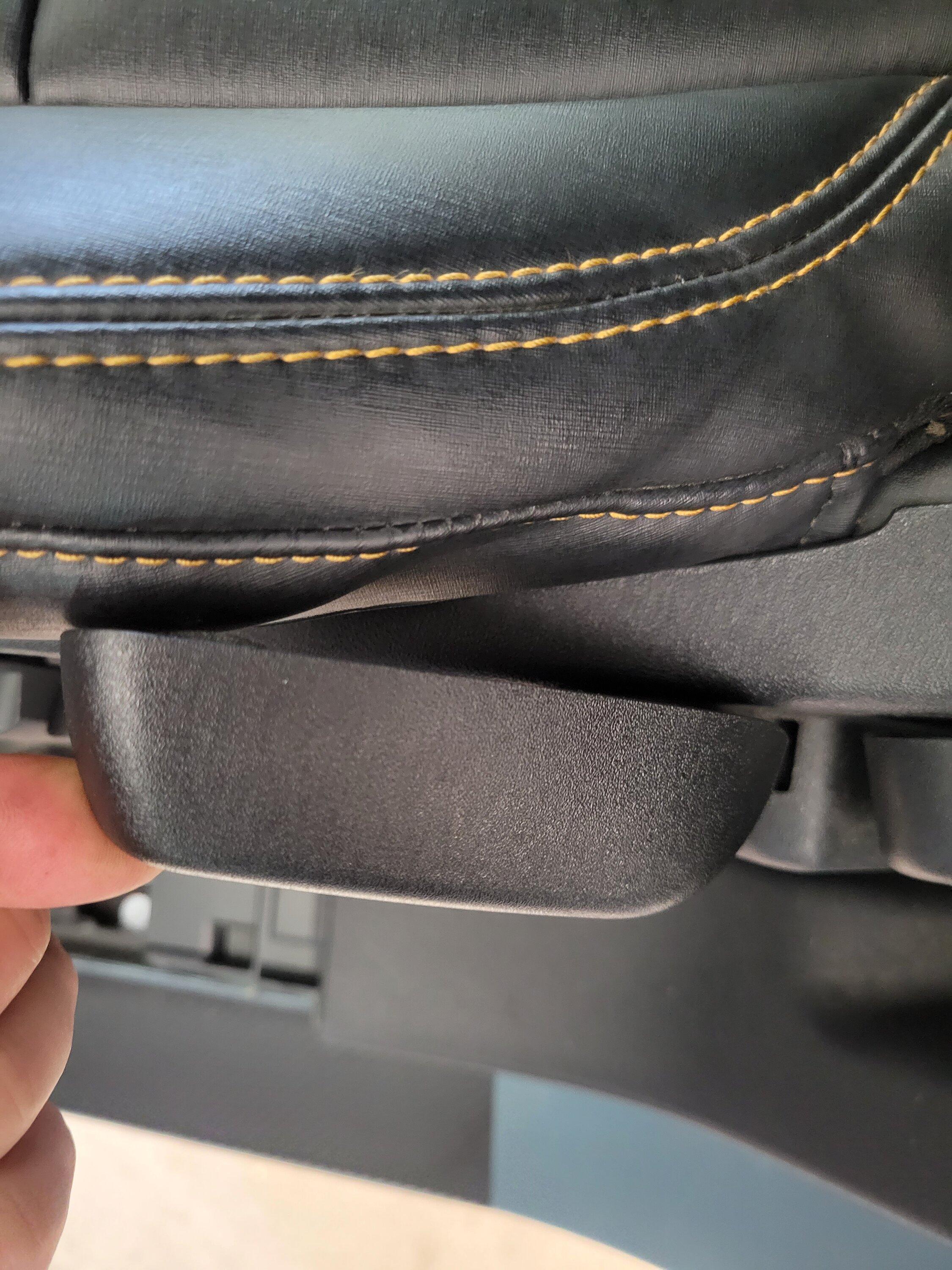 Ford Bronco Seat already tearing/cracking 20230113_141742