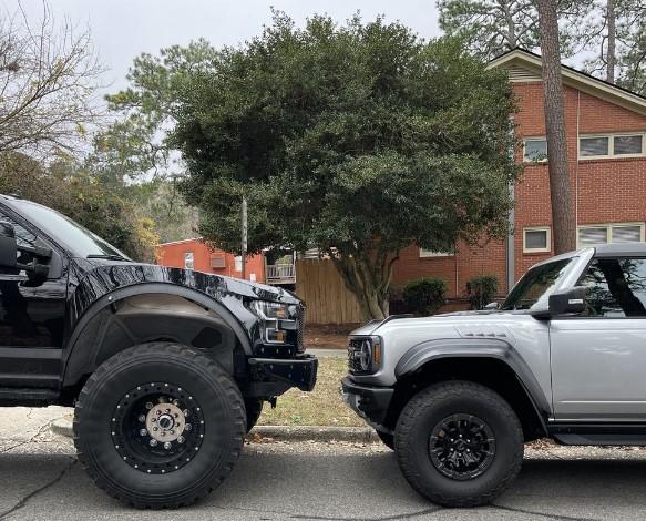 Ford Bronco Bronco vs MegaRaptor OoSDh5z