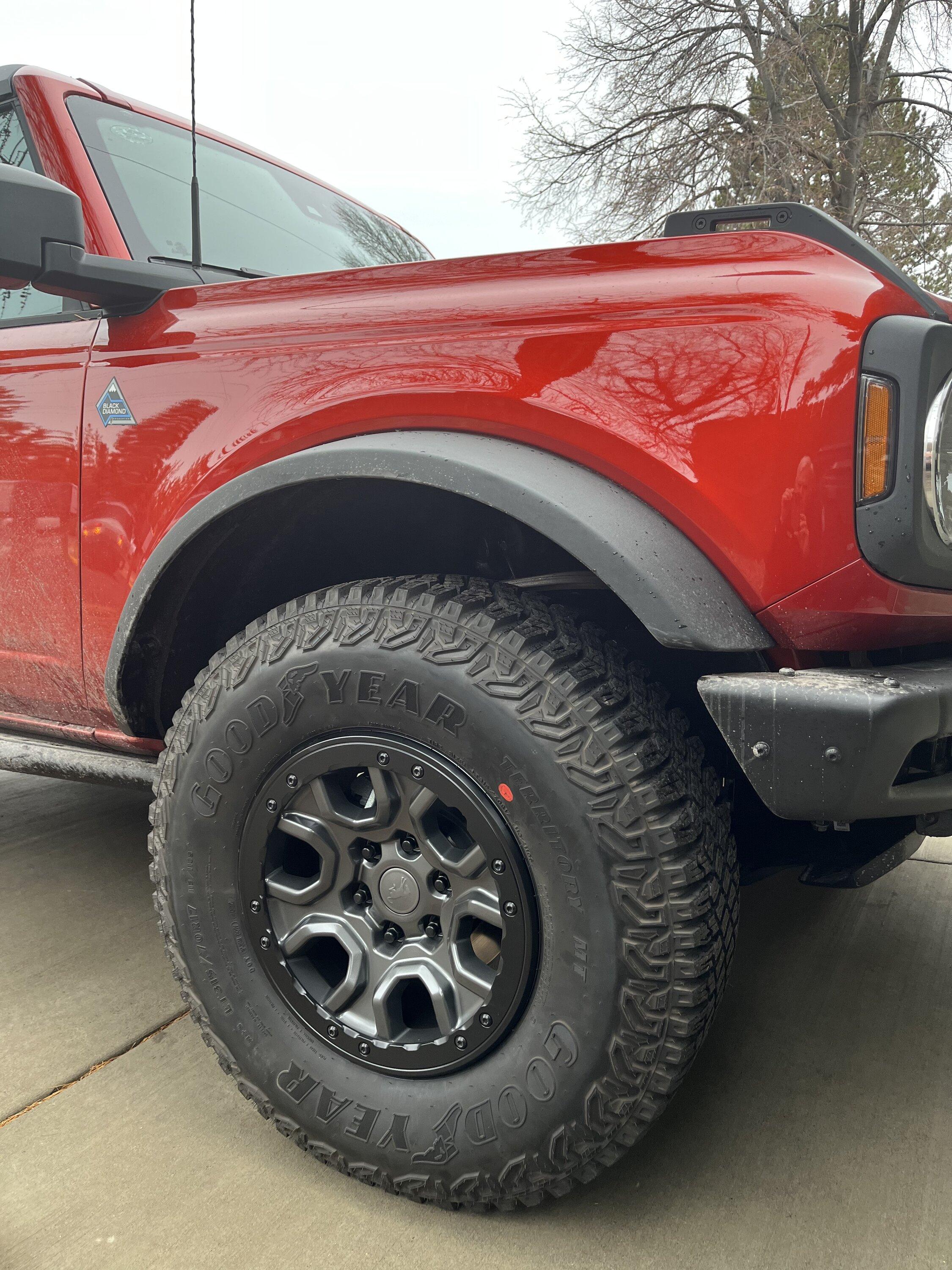 Ford Bronco HOT PEPPER RED Bronco Club 93128EAC-28F0-4C09-96F3-EA775DD4C160