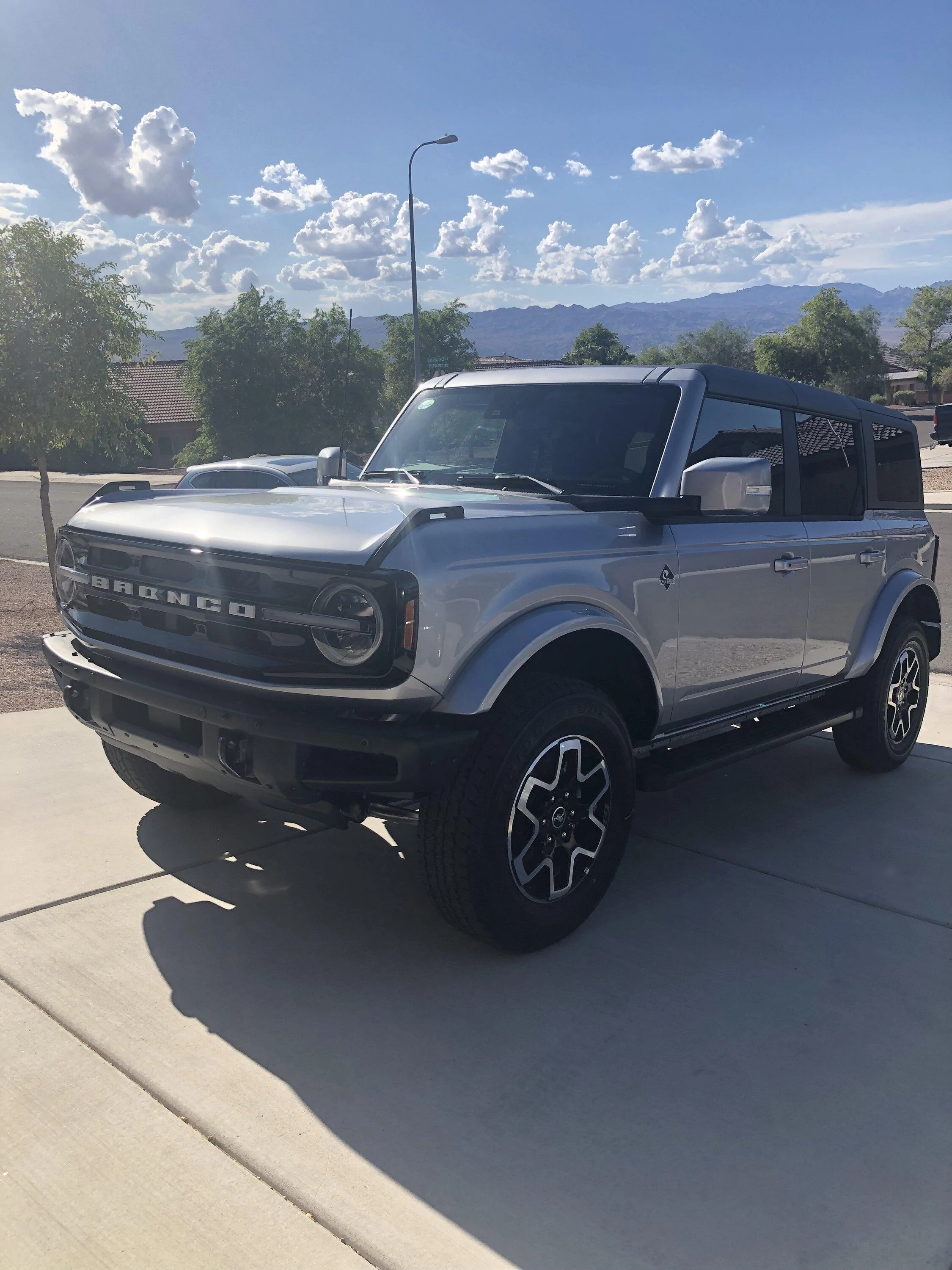 Ford Bronco ICONIC SILVER Bronco Club B62A7DDD-4D07-47E4-8E35-3CB55CA40C25