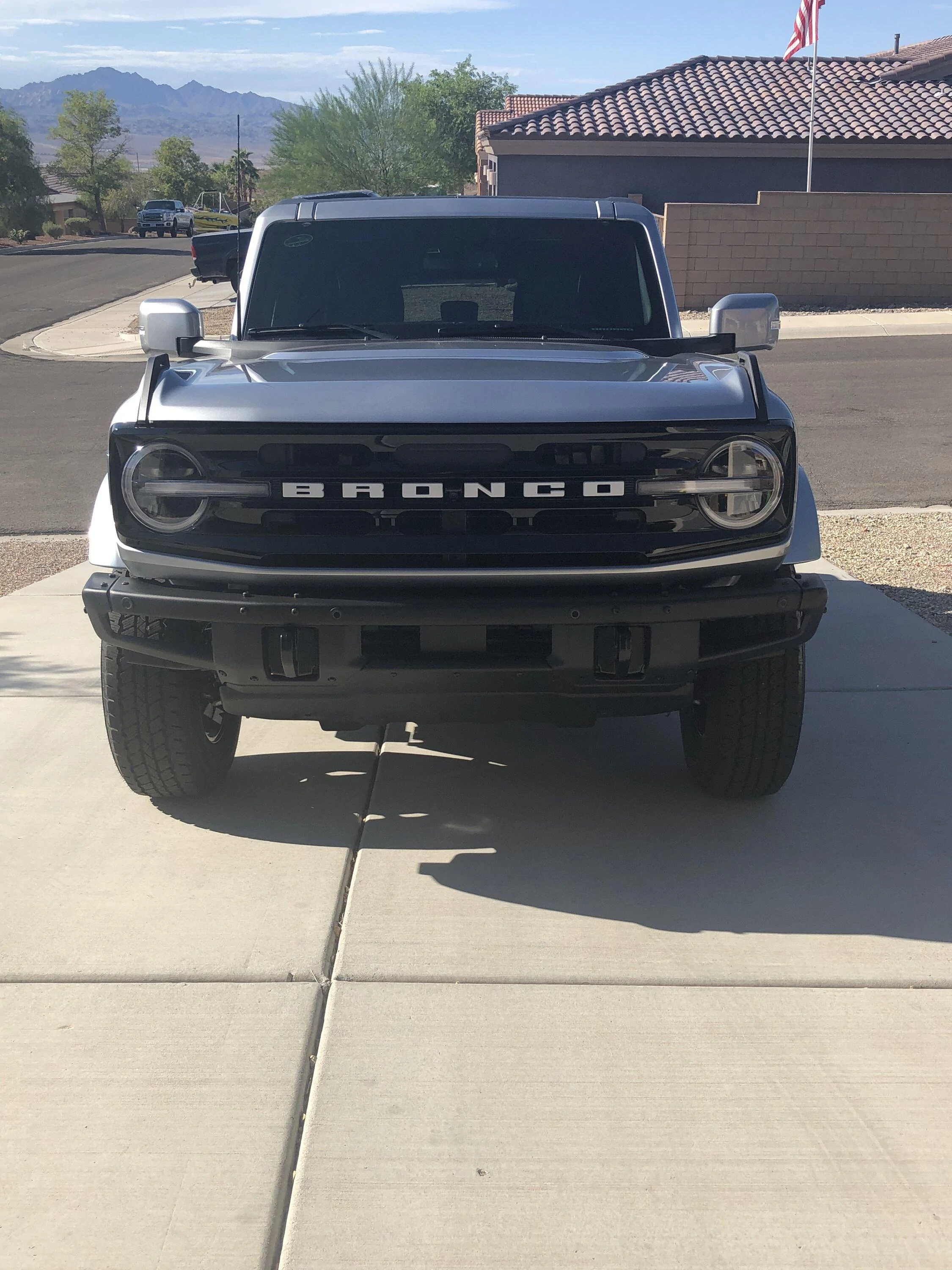 Ford Bronco ICONIC SILVER Bronco Club 81D07883-1406-42A8-BF3D-BD23916BB589