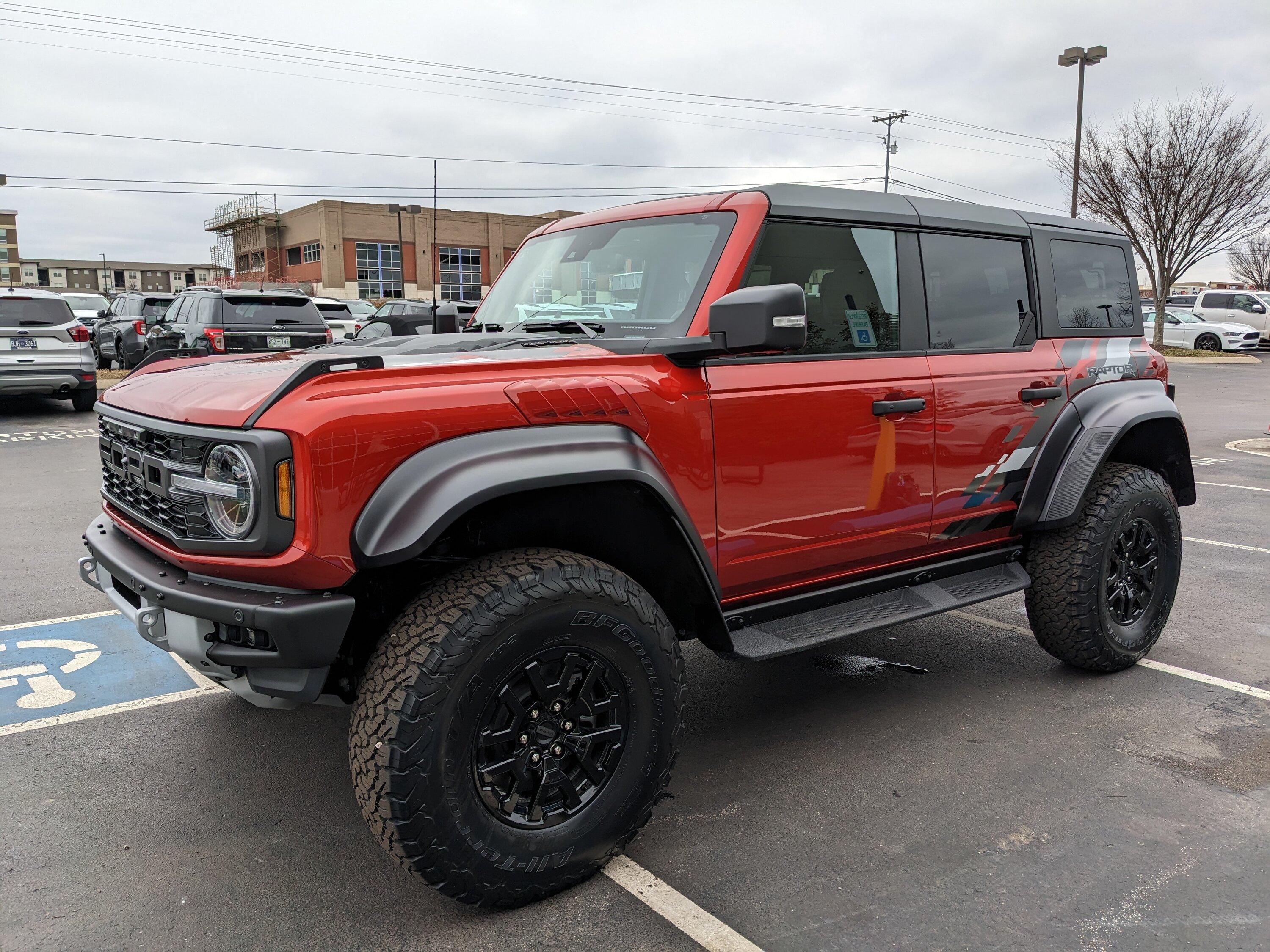 Ford Bronco HOT PEPPER RED Bronco Club PXL_20230114_160416487