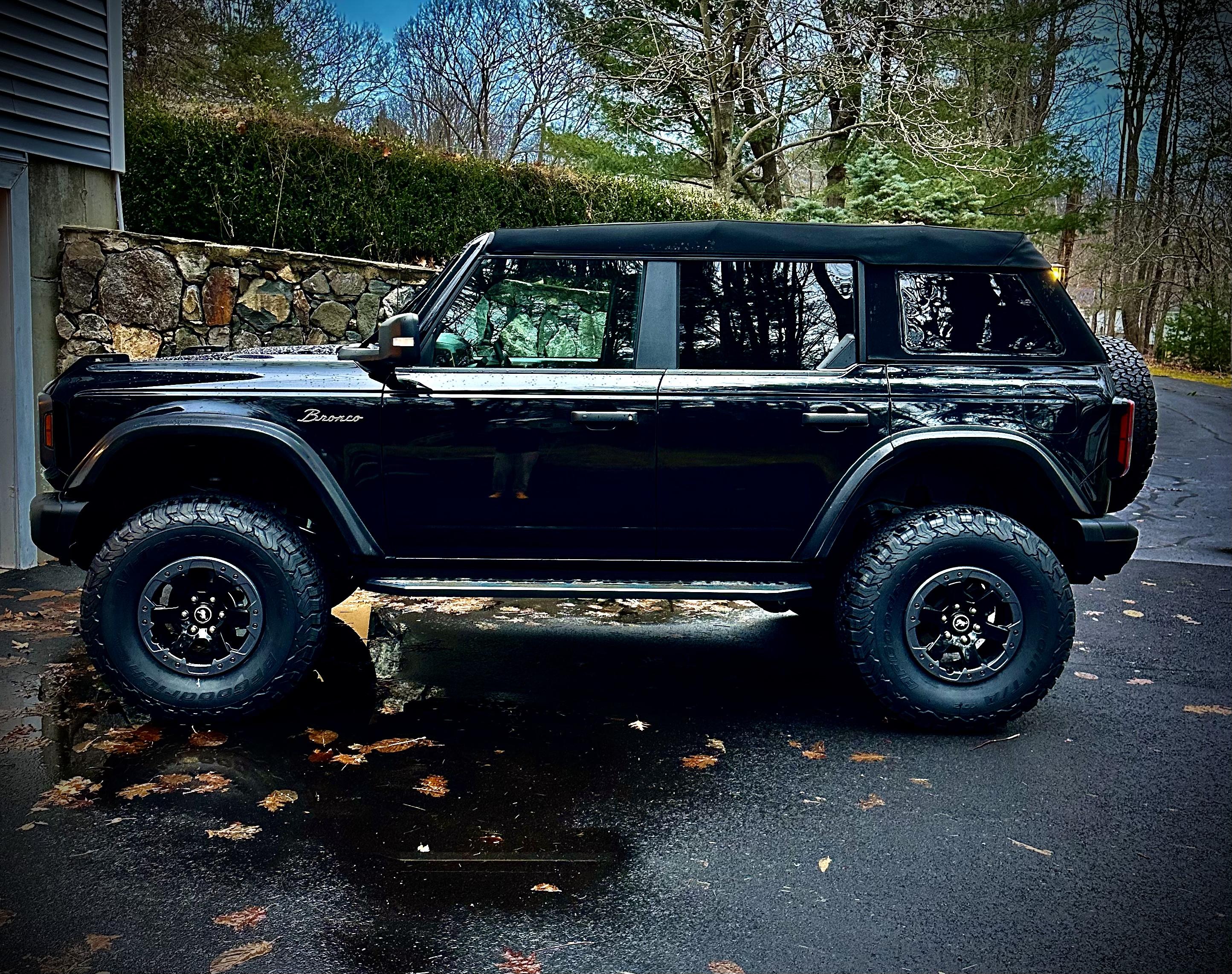 Ford Bronco SHADOW BLACK Bronco Club 3F25C98A-F4AE-4AB2-A2E1-25F40400C0A7