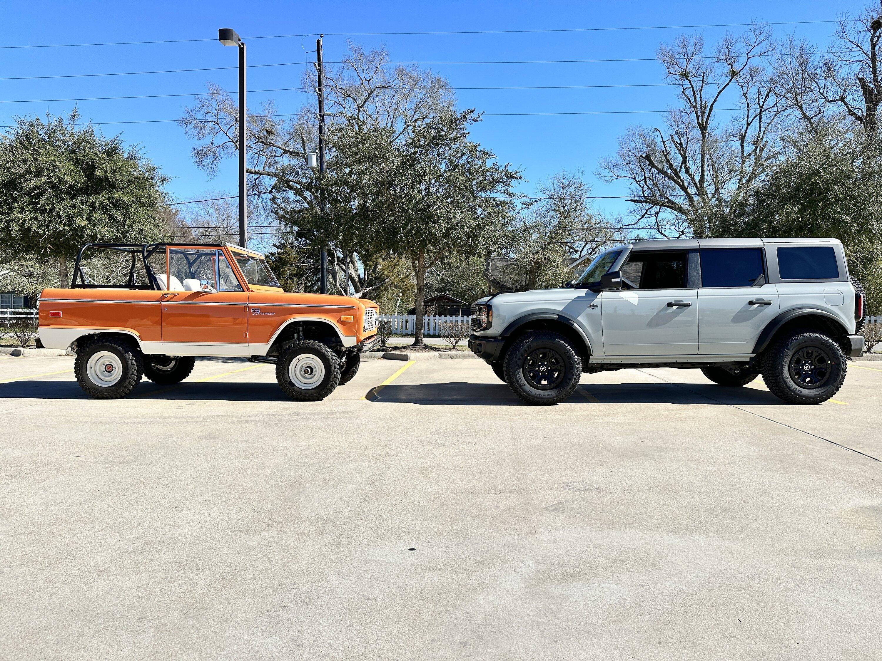 Ford Bronco CACTUS GRAY Bronco Club 8616AE6C-2F3C-4A32-AF6A-C38B158FA7DA