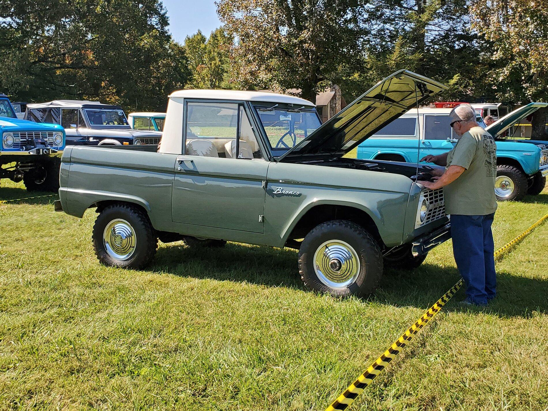 Ford Bronco The Classics On Display at SuperCel East 20201007_131537