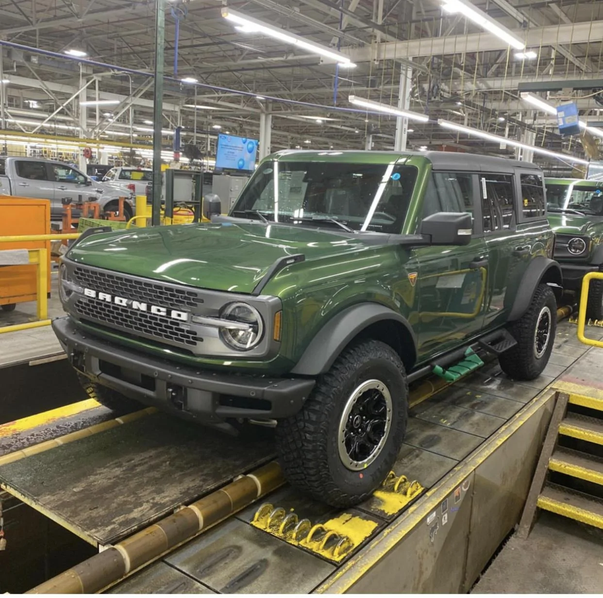 Ford Bronco ERUPTION GREEN Bronco Club 6462E260-B0D6-4622-A0DE-0CB03BD02B1E