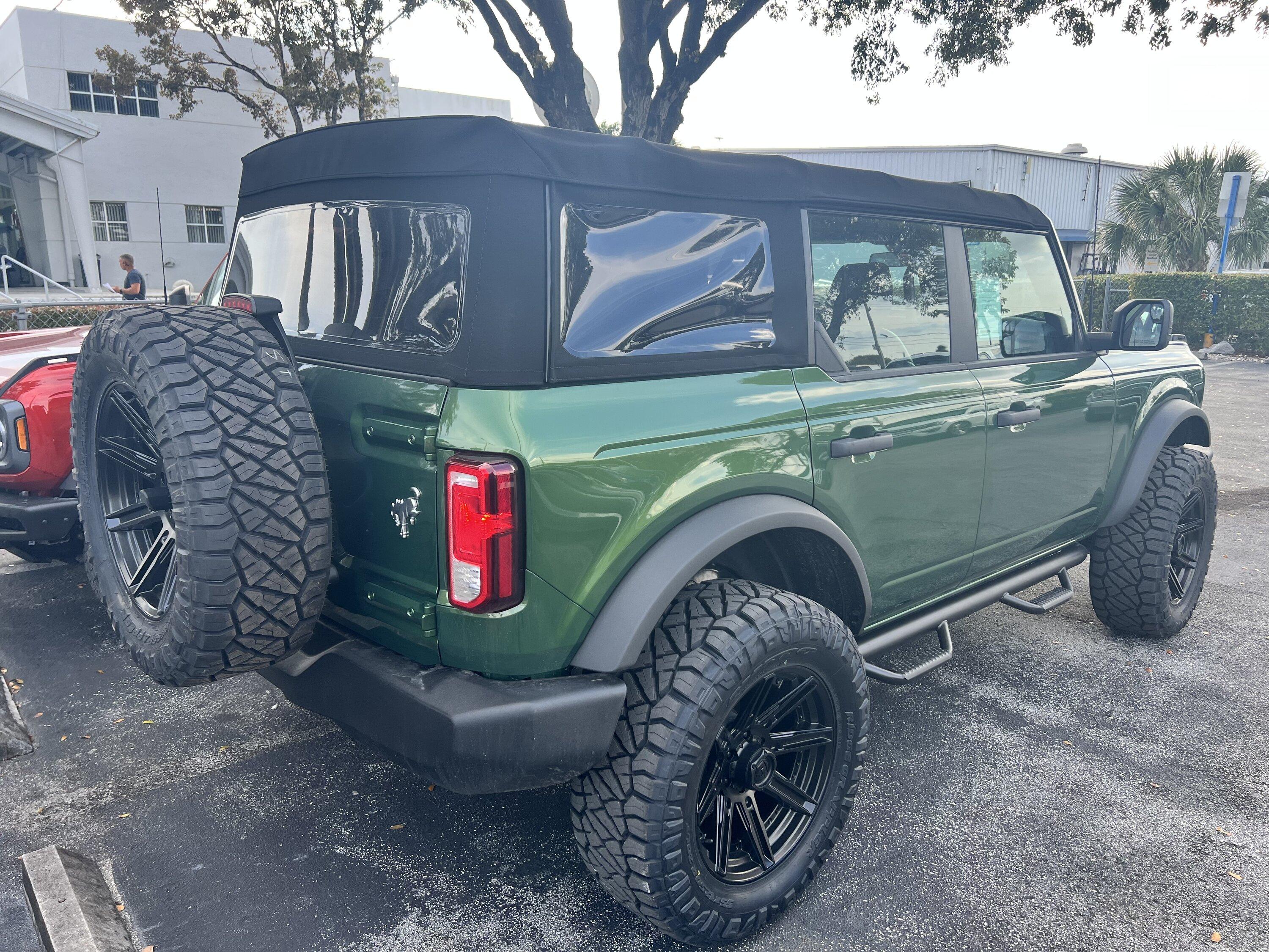 Ford Bronco ERUPTION GREEN Bronco Club 9FBB7B87-DC82-4456-A57E-C7286A44ED23