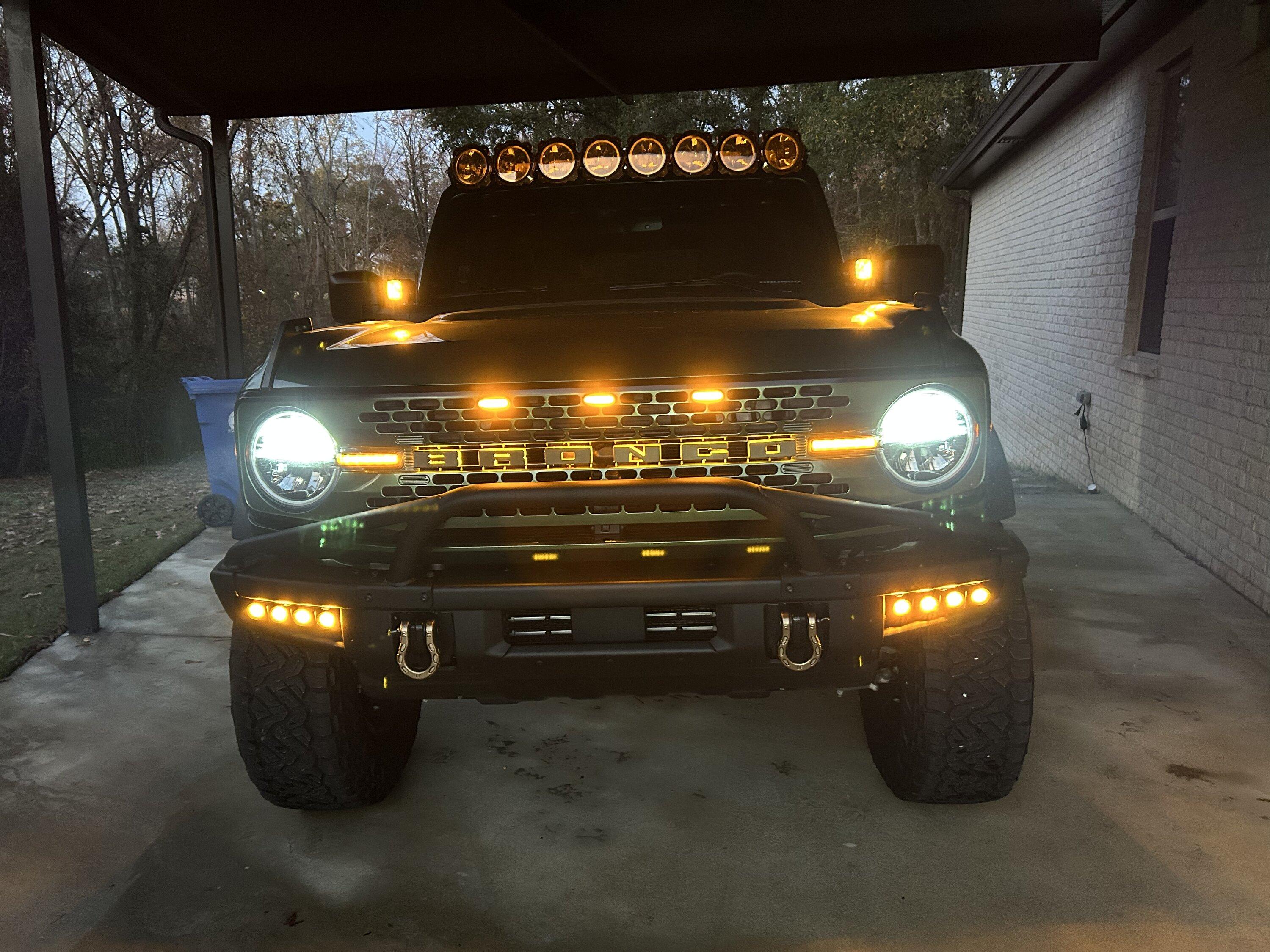 Ford Bronco Eruption green with the matte white side stripe B7BA7E69-5615-4435-8A1D-C9DDF8FAD89F