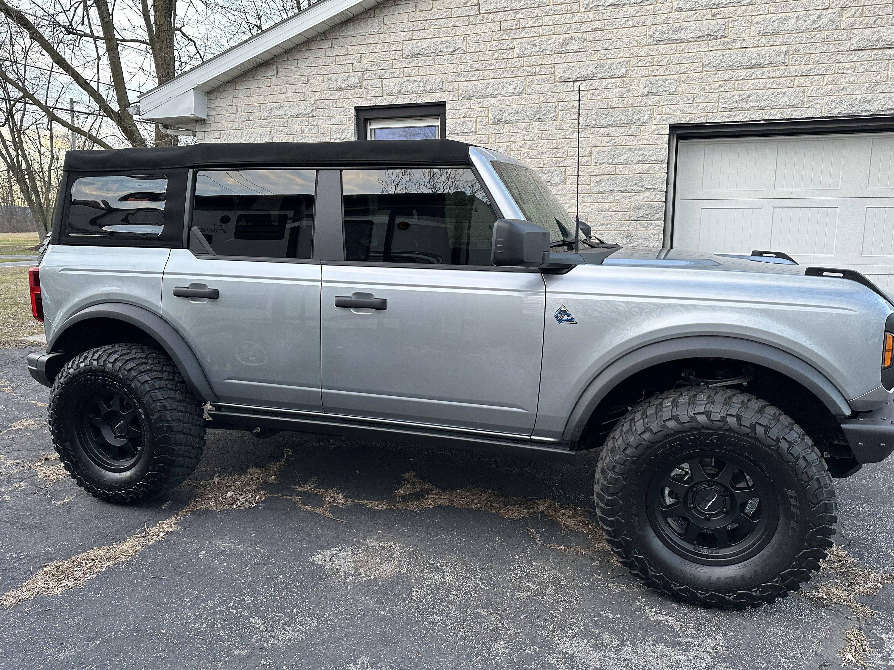 Ford Bronco ICONIC SILVER Bronco Club 714C20BE-8AE5-4526-A3DB-2A8DFF962FB4