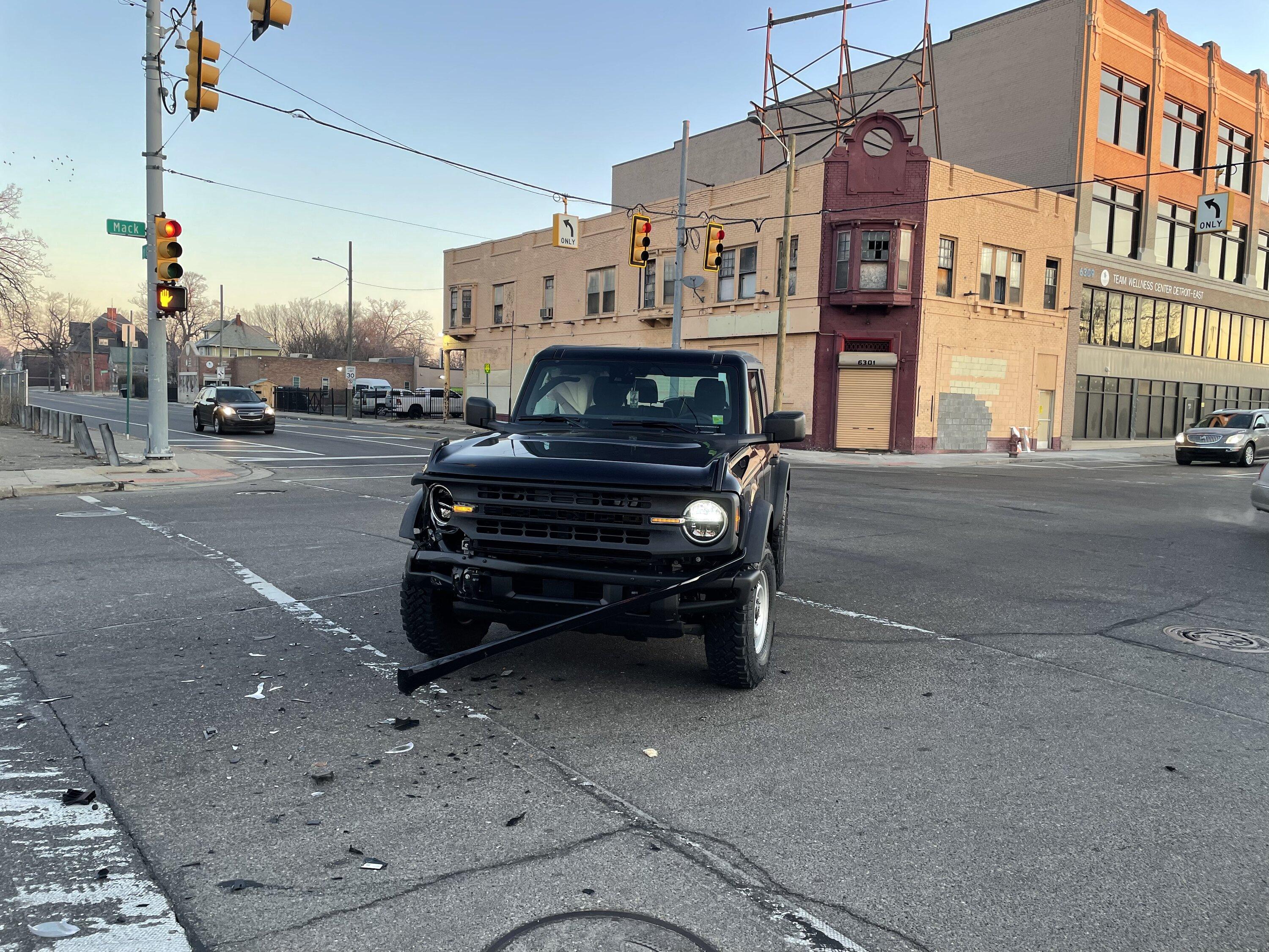 Ford Bronco The 2023 Shadow Black Base Experience 0B6043D0-7101-4D9E-9E9A-6D2688999AF9