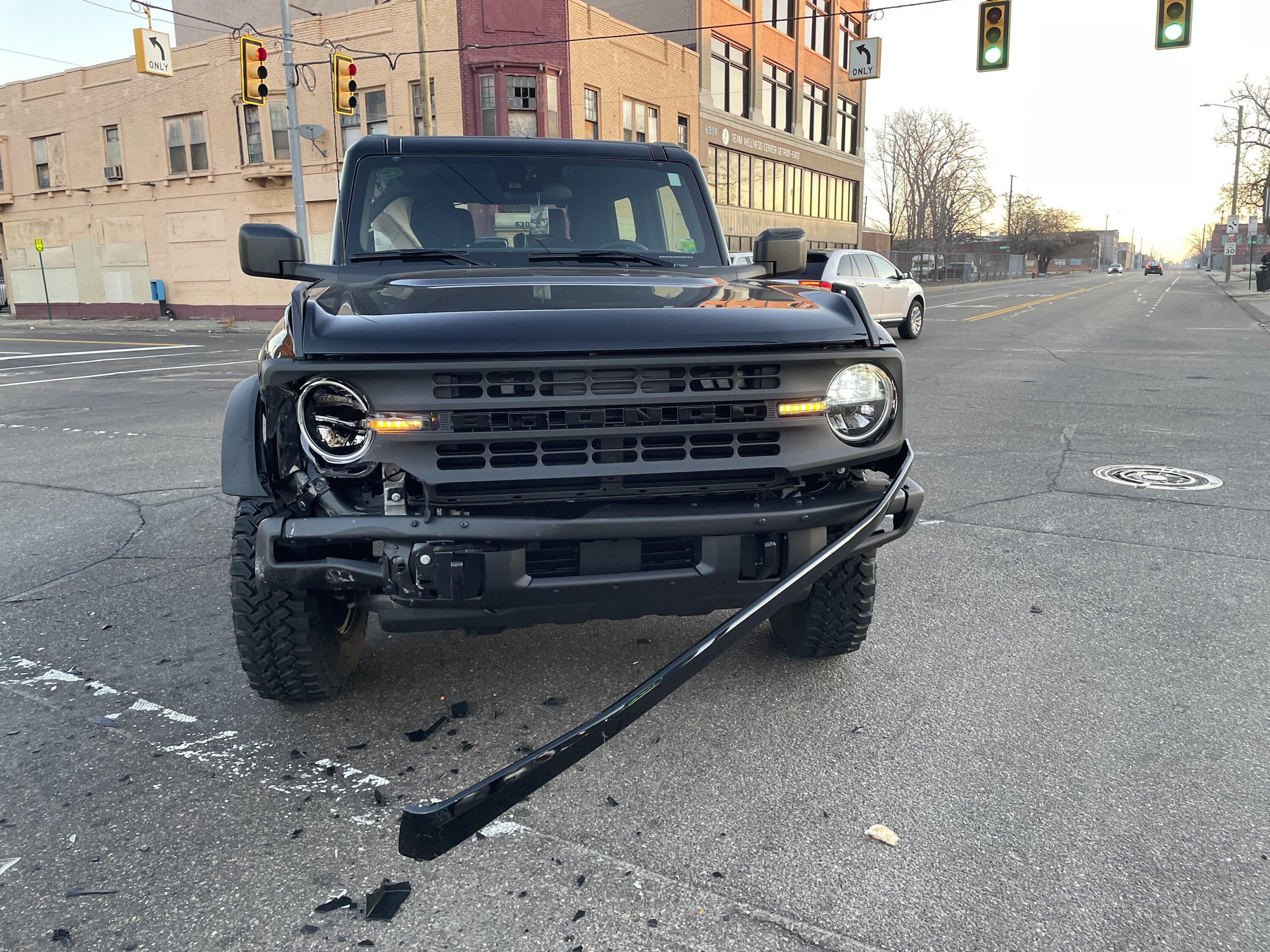 Ford Bronco The 2023 Shadow Black Base Experience 38007E05-10F9-474B-8BB4-42D329DD797D