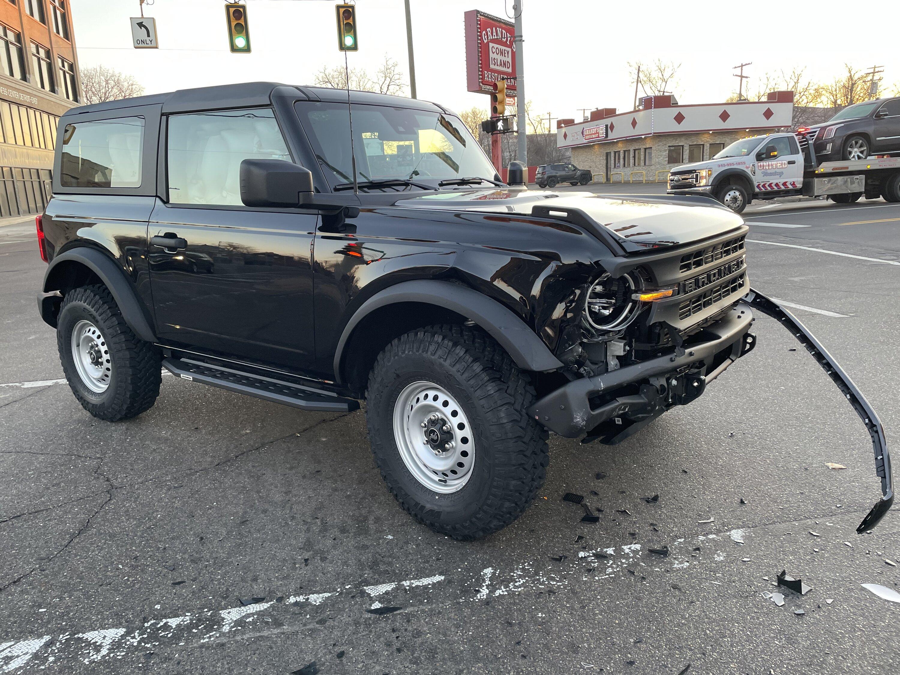 Ford Bronco The 2023 Shadow Black Base Experience 696AEDC3-5119-4C91-A802-C63BE99017AA