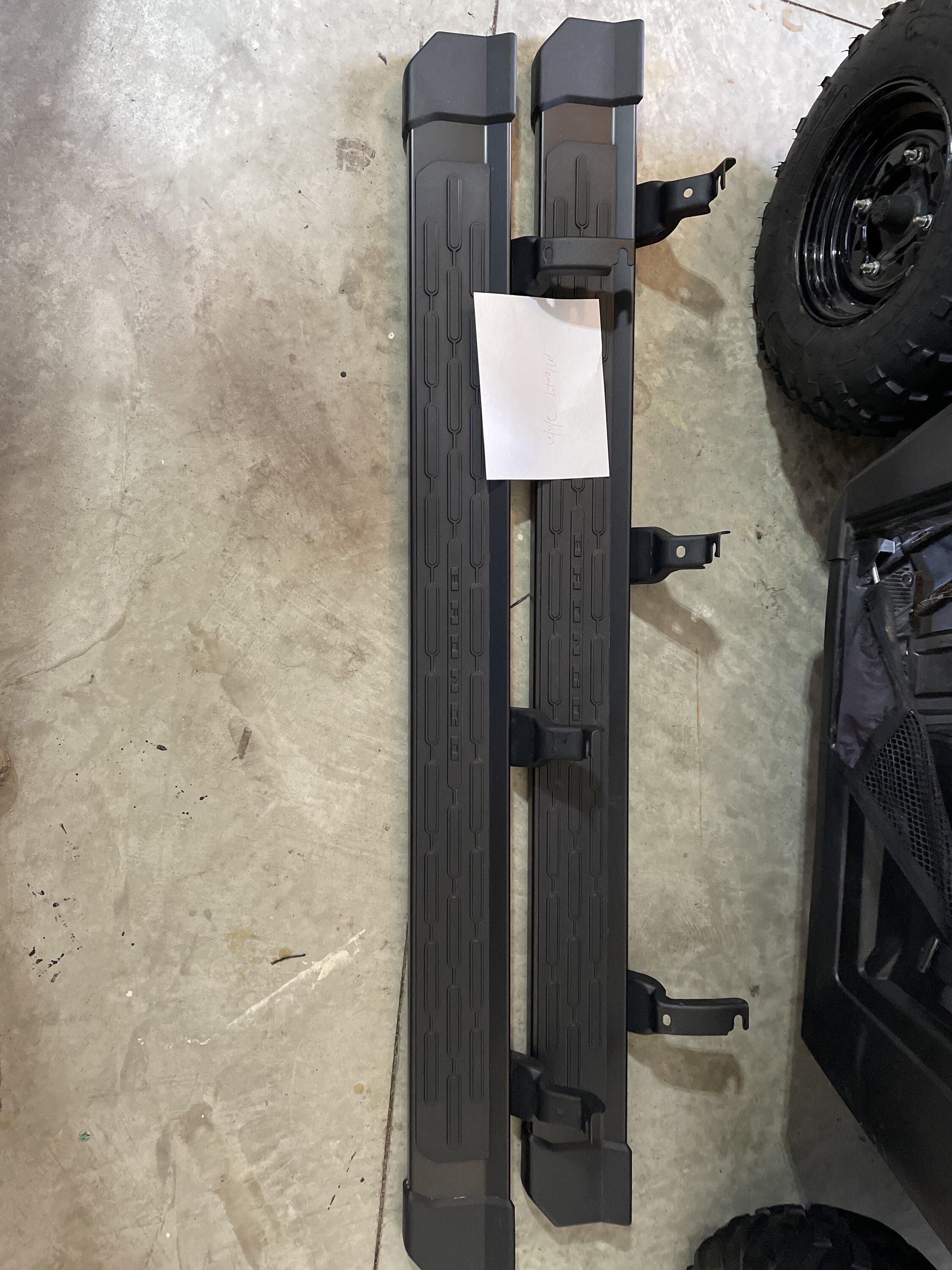Ford Bronco Outer Banks 4 door Steps FS image