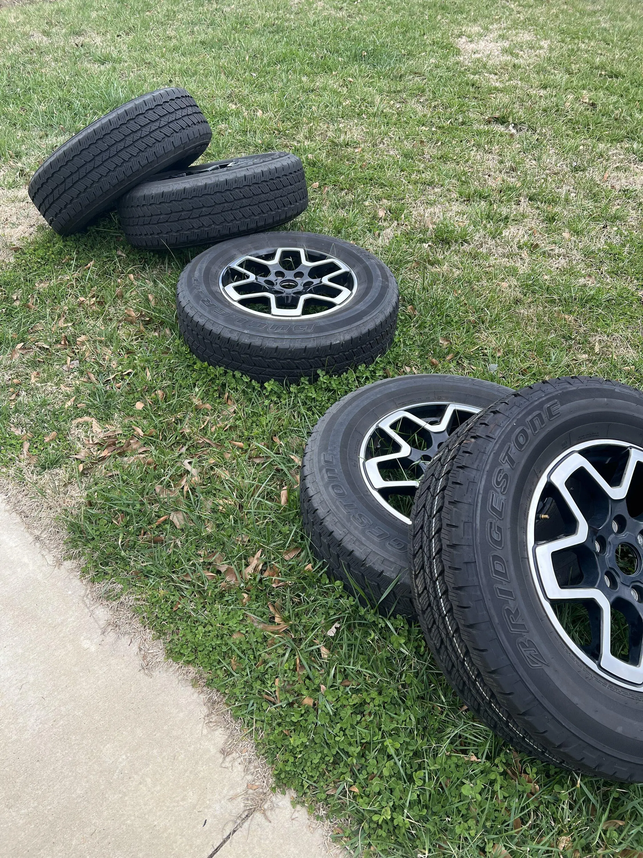 Ford Bronco Outer banks wheels and tires ACC21490-3BEB-4C34-926A-FED32E69DD3F