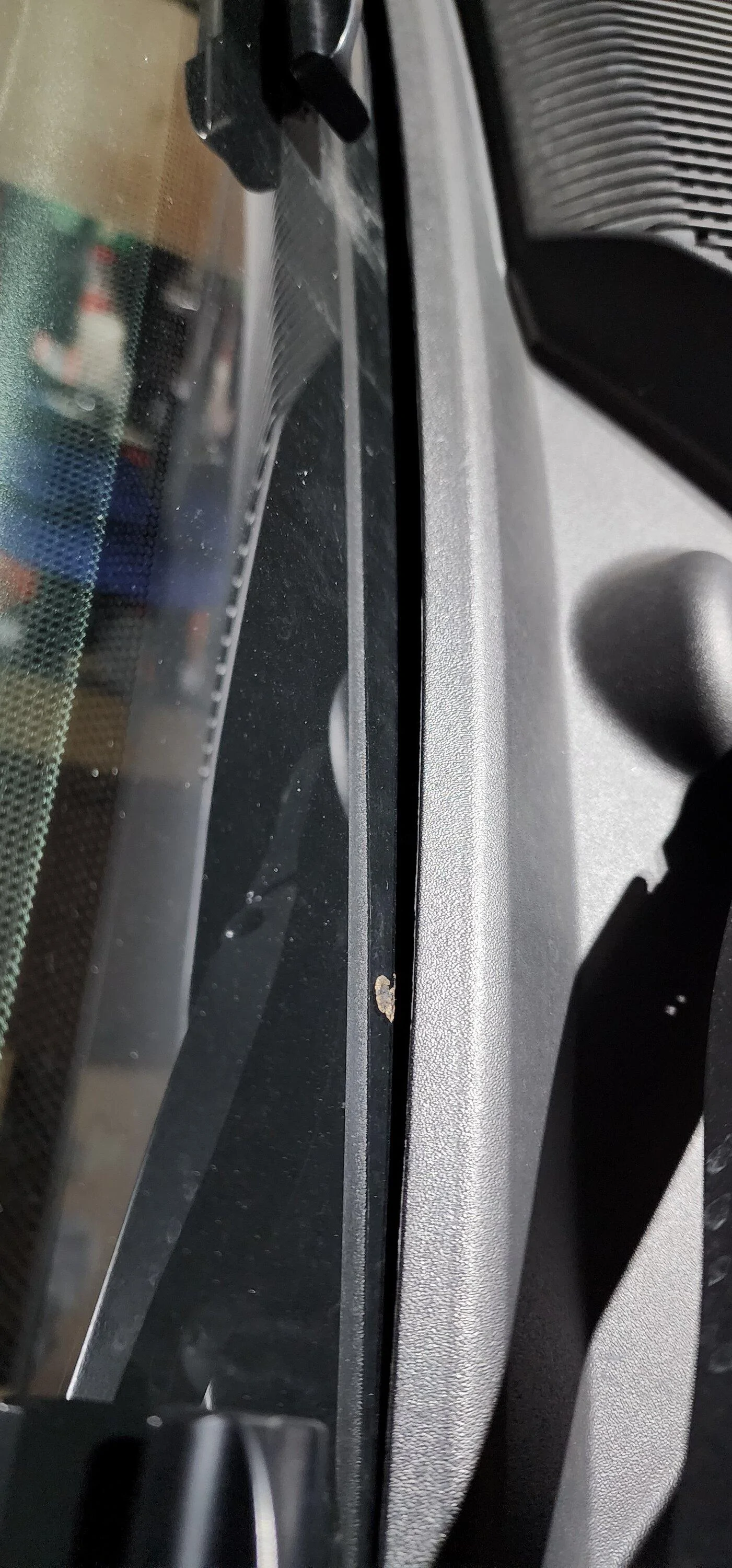 Ford Bronco Windshield molding is not touching the windshield. 20230220_095306