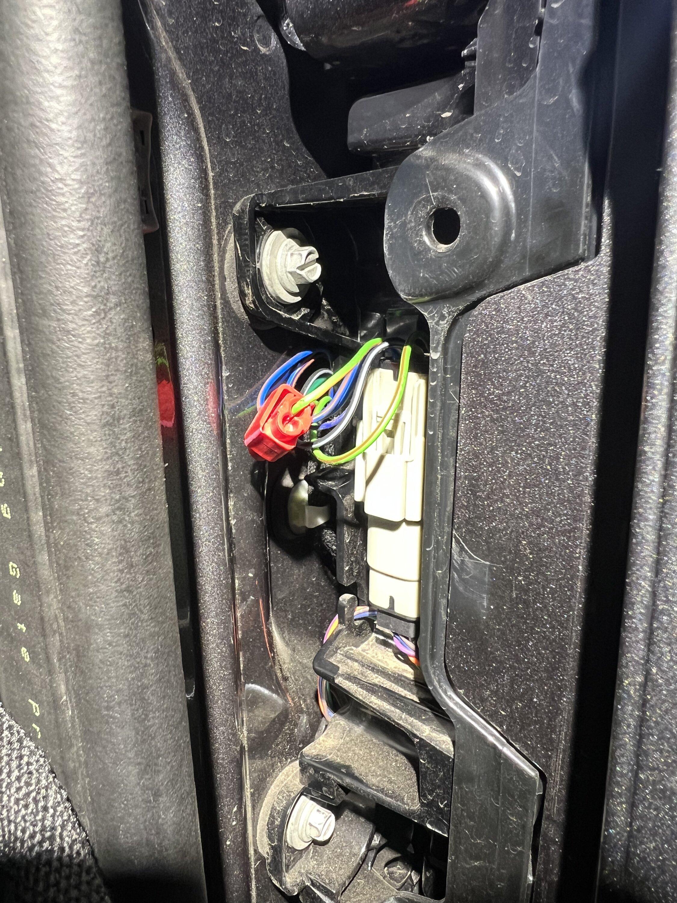 Ford Bronco Rear taillight wiring (strange wire) D8EE3C92-0383-4A9C-866F-78CC429A35DC