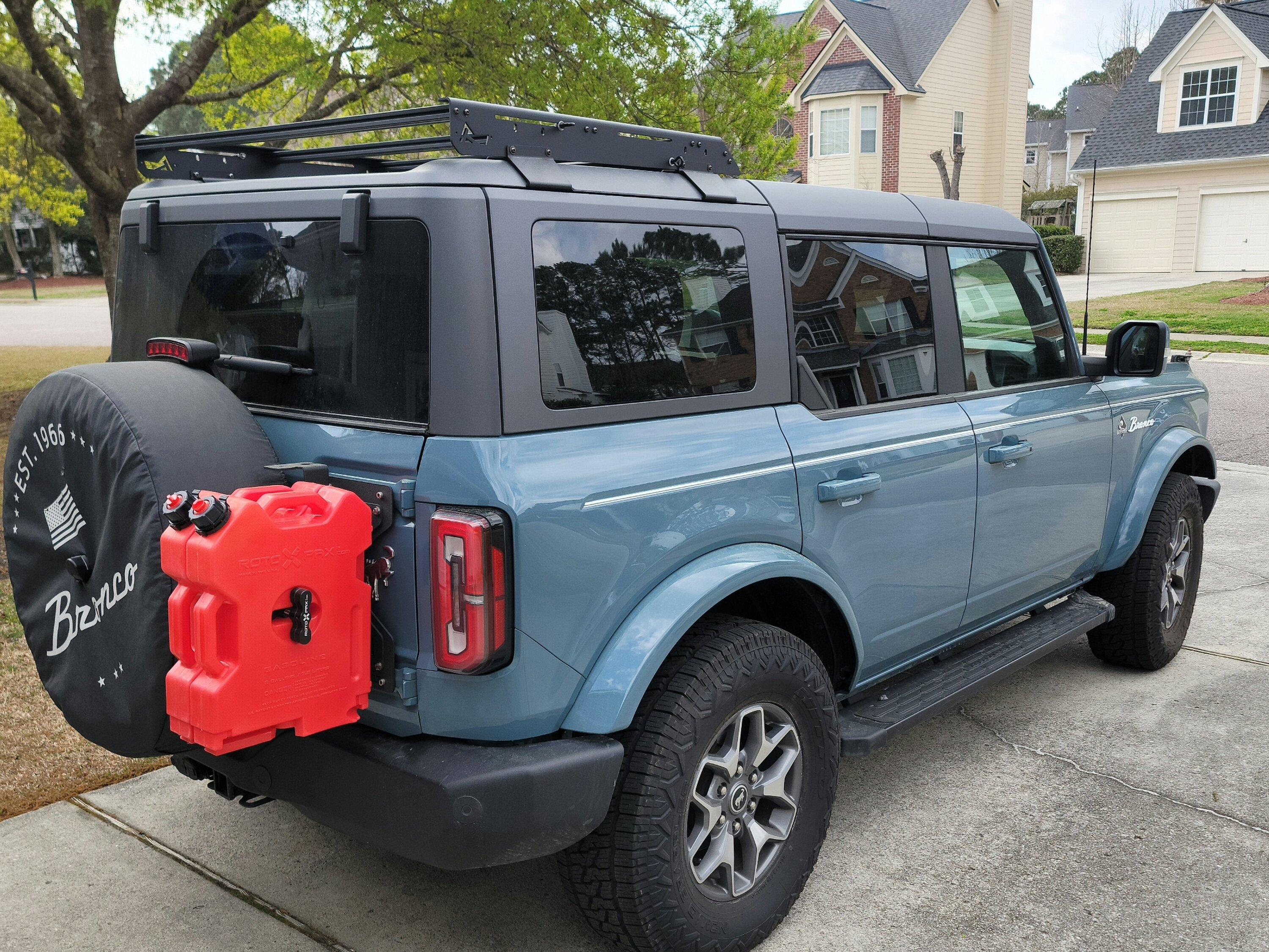 Ford Bronco Wimbledon White Painted Hardtop on Hot Pepper Red Bronco 4-Door 20230221_121311