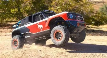 Ford Bronco 2 door Bronco white-on-white "heritage" trail rig Screenshot 2023-02-21 153031