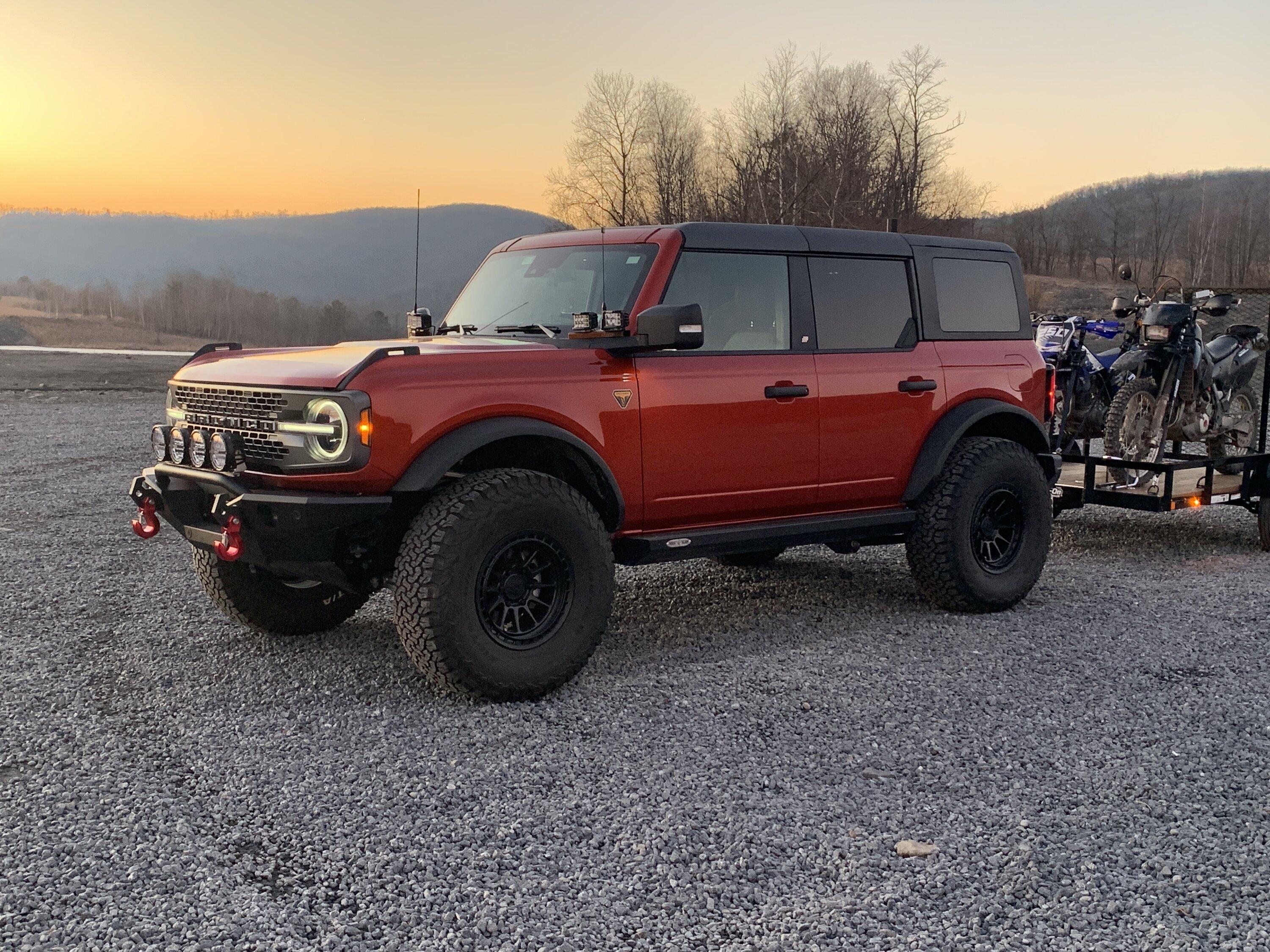 Ford Bronco HOT PEPPER RED Bronco Club 96E73F71-B865-40C1-B43D-D1BB222C58CB