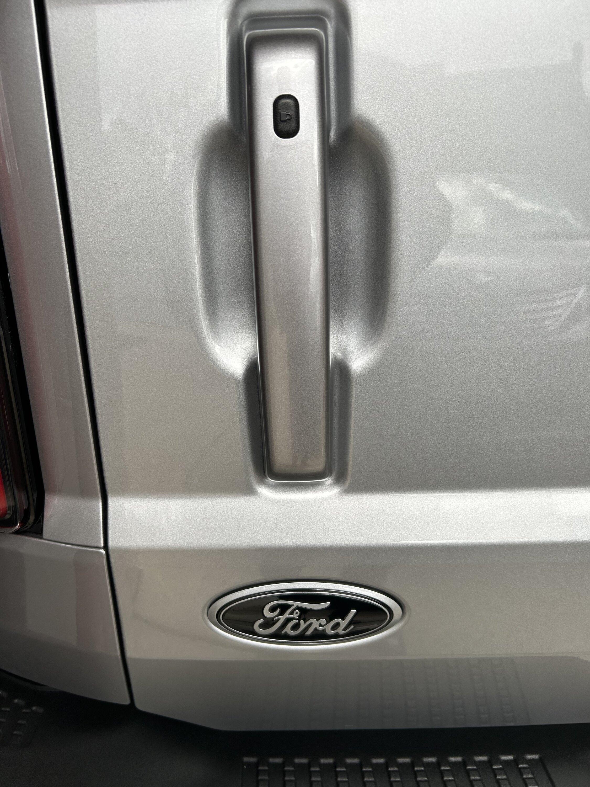 Ford Bronco ICONIC SILVER Bronco Club 652FCA2A-74F7-4EBA-8DA0-05B41478F45F