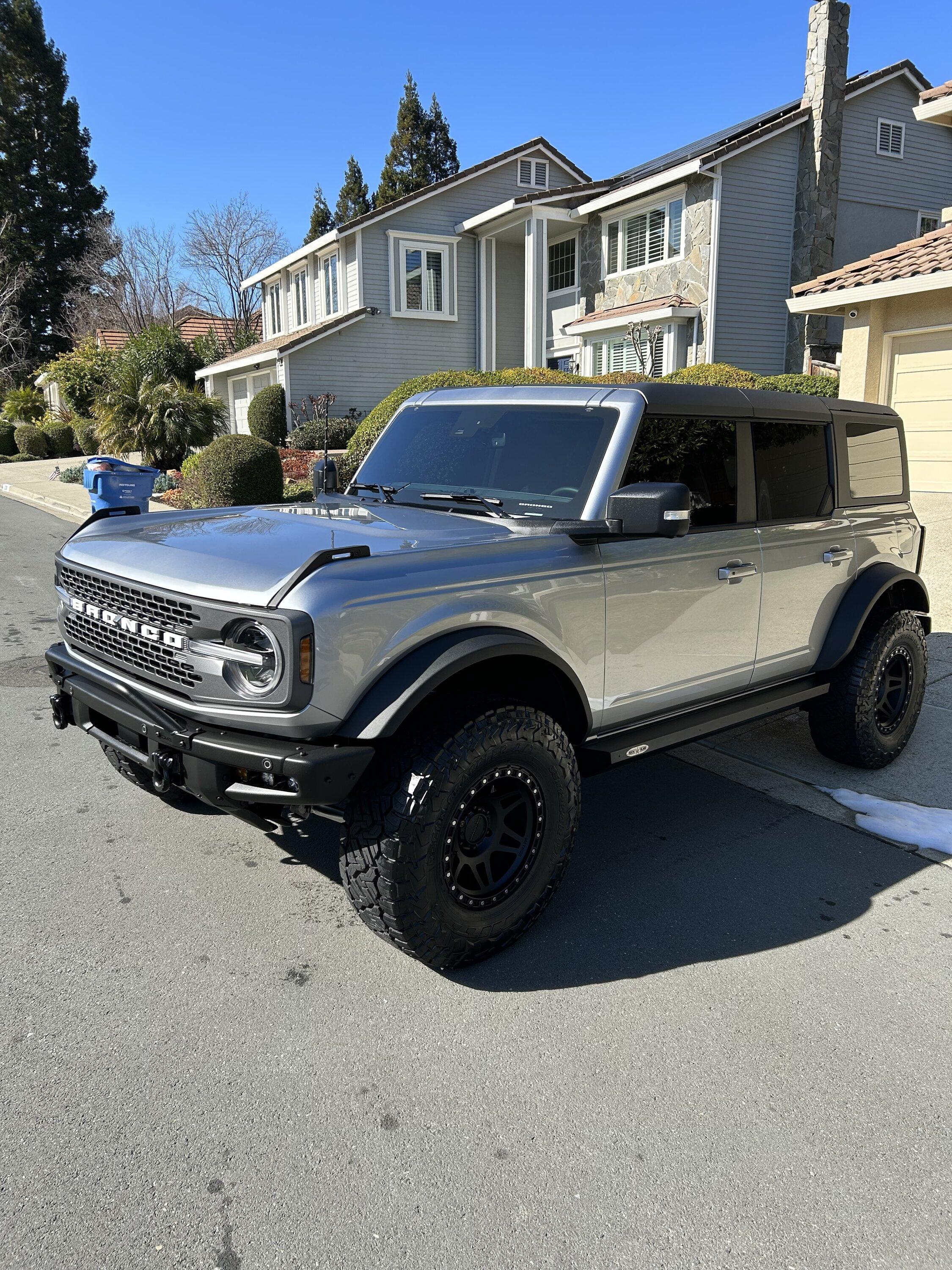 Ford Bronco ICONIC SILVER Bronco Club E67443B1-FBC1-4AB6-9AB4-4F915C1C6B0B
