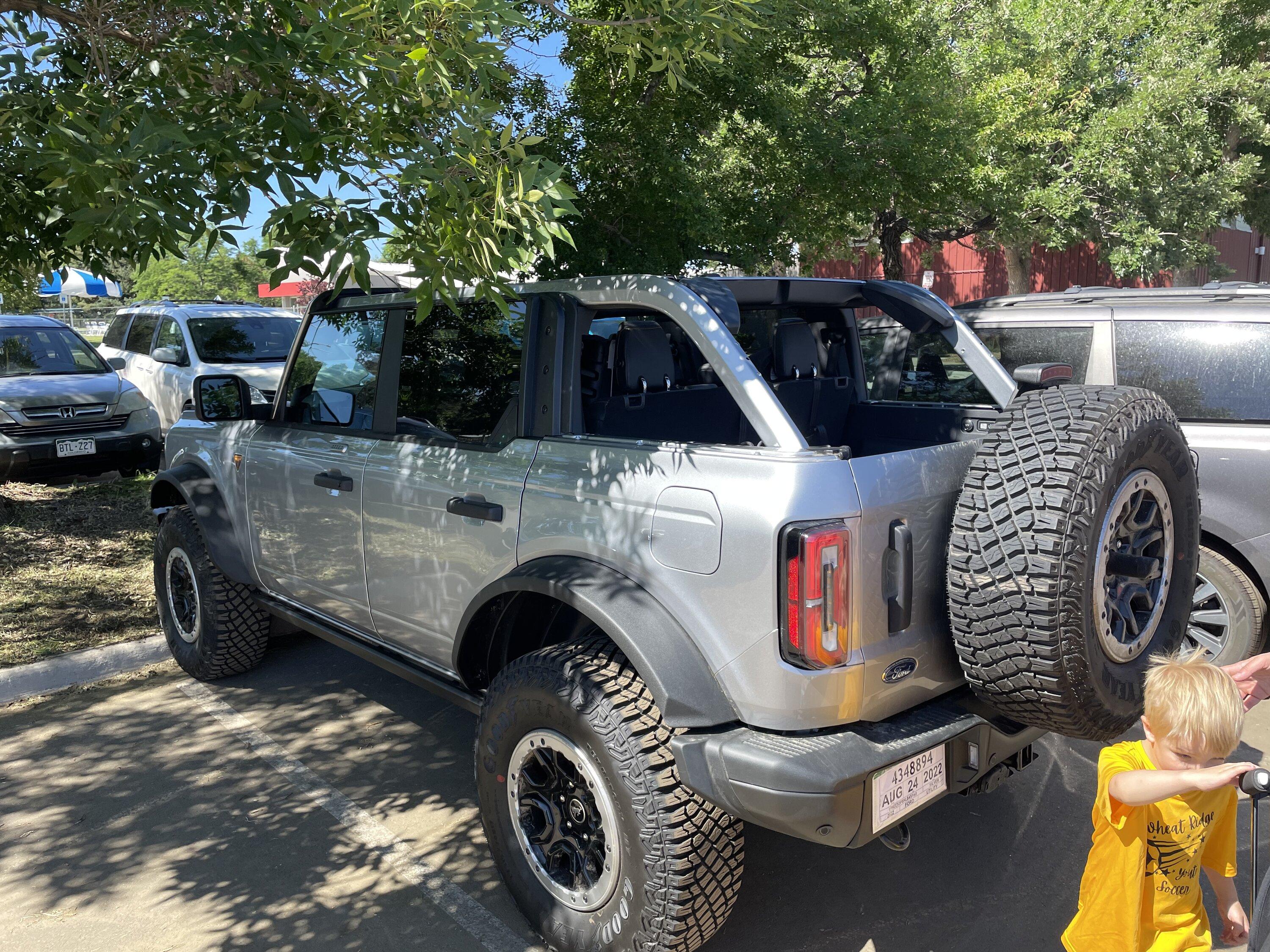 Ford Bronco ICONIC SILVER Bronco Club 4F9E855A-6C9F-4748-853E-A738D49932EE