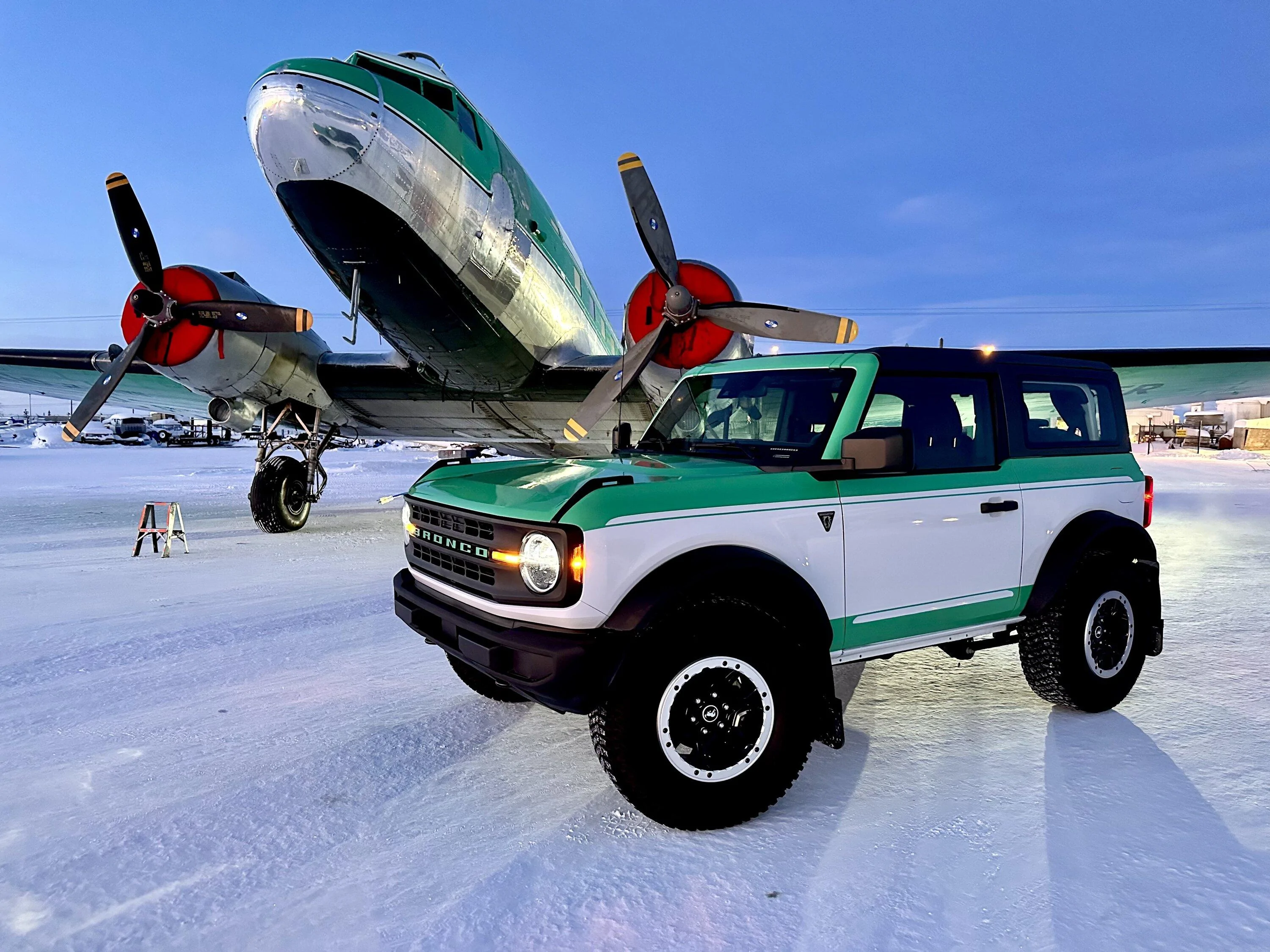 Retro Look 2-Tone Basequatch w/ Buffalo Green Wrap | Bronco6G