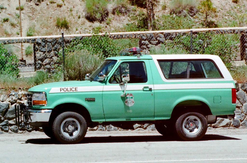 Ford Bronco Retro Look 2-Tone Basequatch w/ Buffalo Green Wrap ecreating-a-forest-service-bronco-v0-r6vme8m7xth81