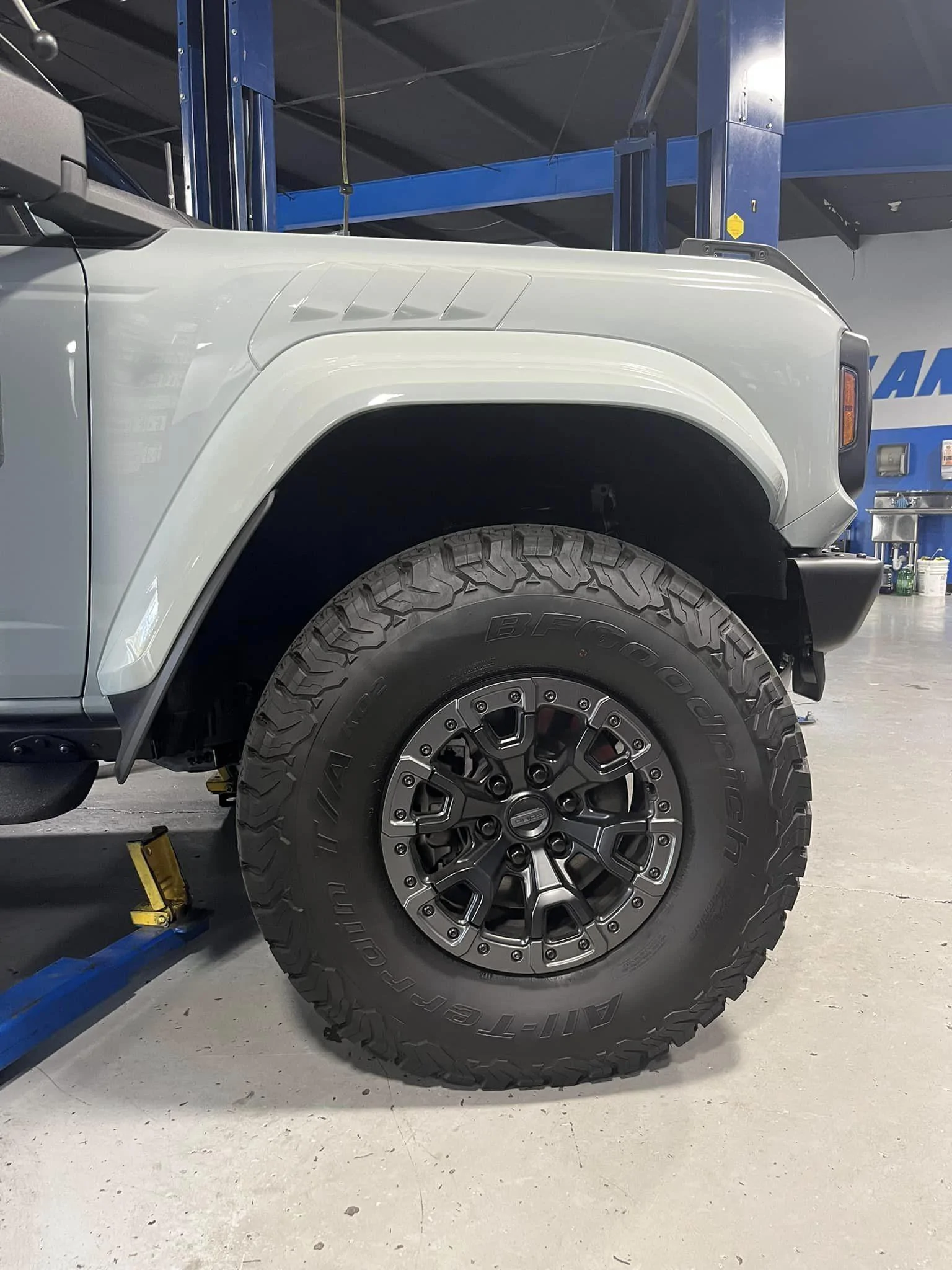 Ford Bronco CACTUS GRAY Bronco RAPTOR Photos Thread 34233203_917391642734611_3299861256025050392_n-jpg