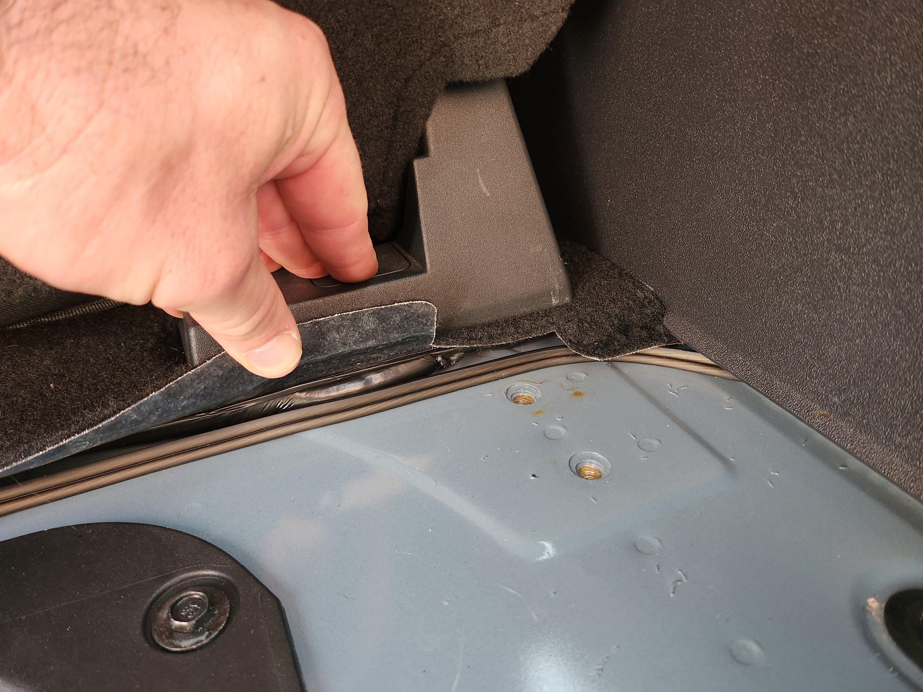Ford Bronco Stinger tailgate sub installed, Stinger 700w amp install under driver seat with pics, 6.5 Mabett rear Kickers 20230301_145435