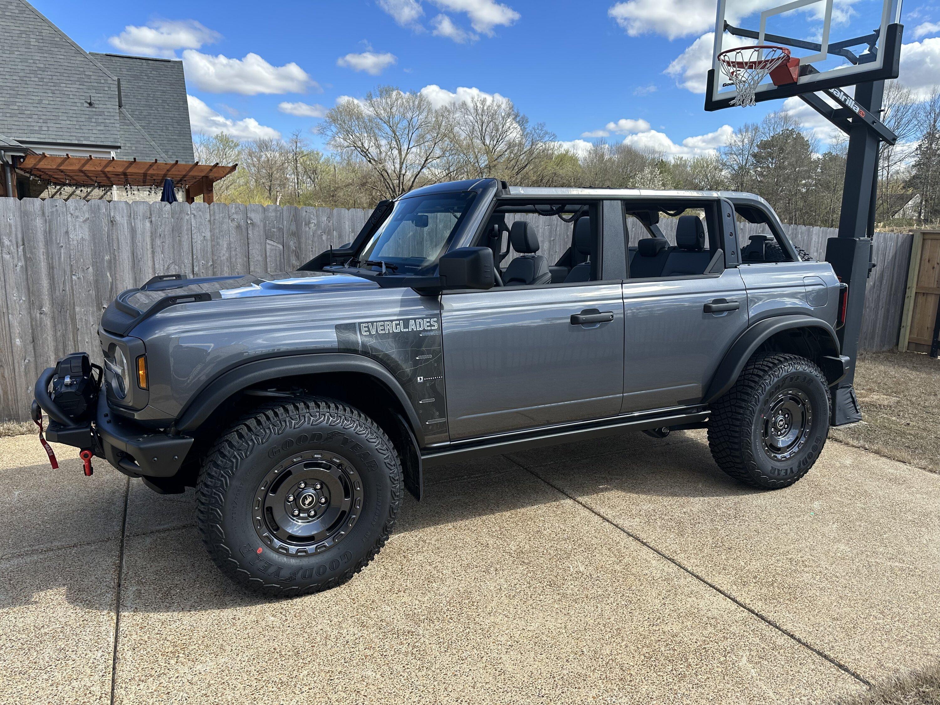 Ford Bronco CARBONIZED GRAY Bronco Club B80C1E97-1360-4CE0-8B42-82BBFE8FD8C4