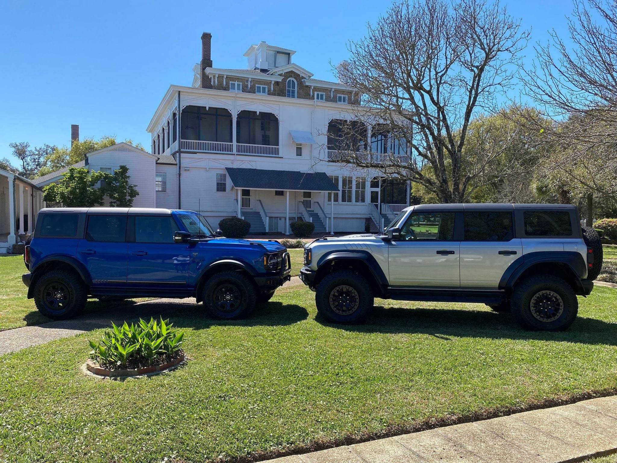 Ford Bronco ICONIC SILVER Bronco RAPTOR Photos Thread raptorfehead2head