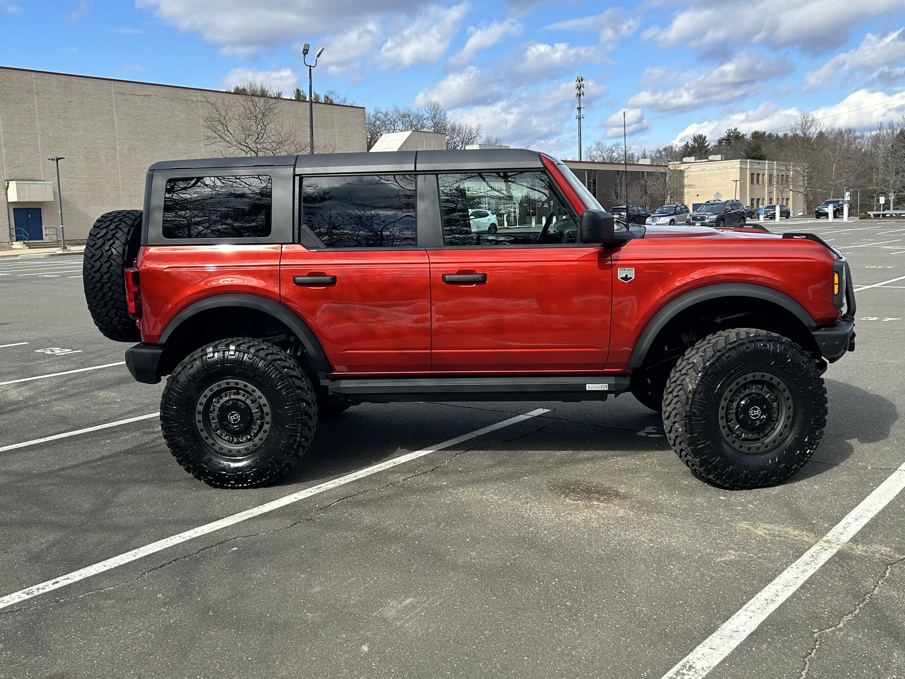 Ford Bronco HOT PEPPER RED Bronco Club E9CF8A32-6DCF-47B7-9A69-CA9C41FCAE11
