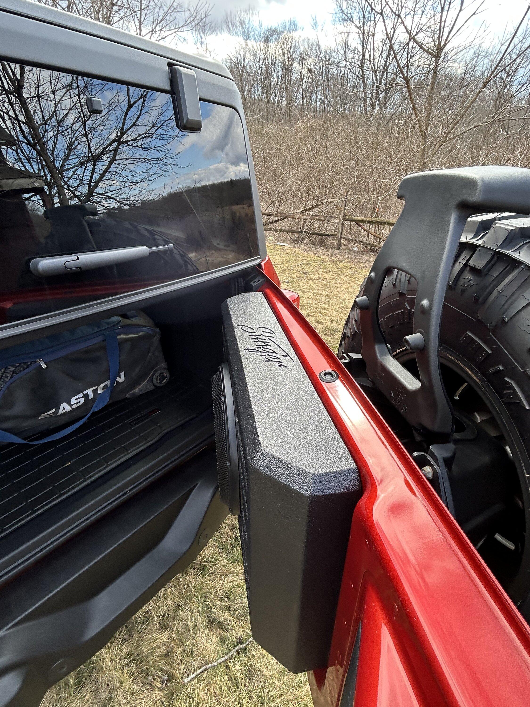 Ford Bronco HOT PEPPER RED Bronco Club D685BAF0-4CF2-43C0-876E-4BFFD8762E91