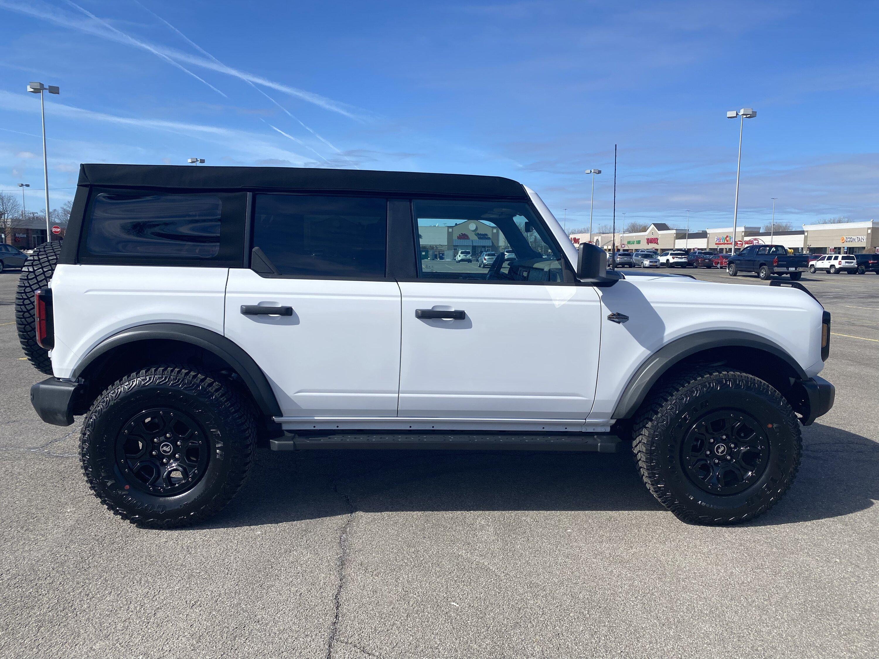 Ford Bronco OXFORD WHITE Bronco Club 3408E8BF-2164-4121-A1DF-4D0215A9201A