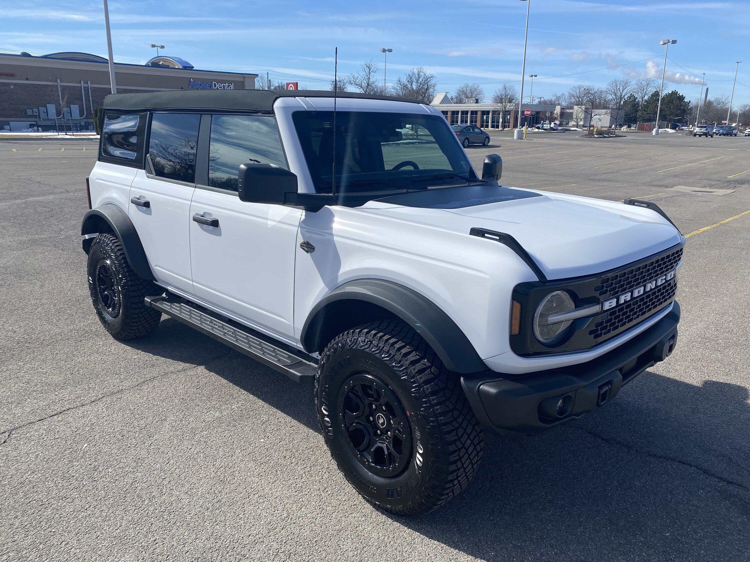 Ford Bronco OXFORD WHITE Bronco Club 9D92E3FD-5BCB-47B5-BFA7-3B6831DEB641