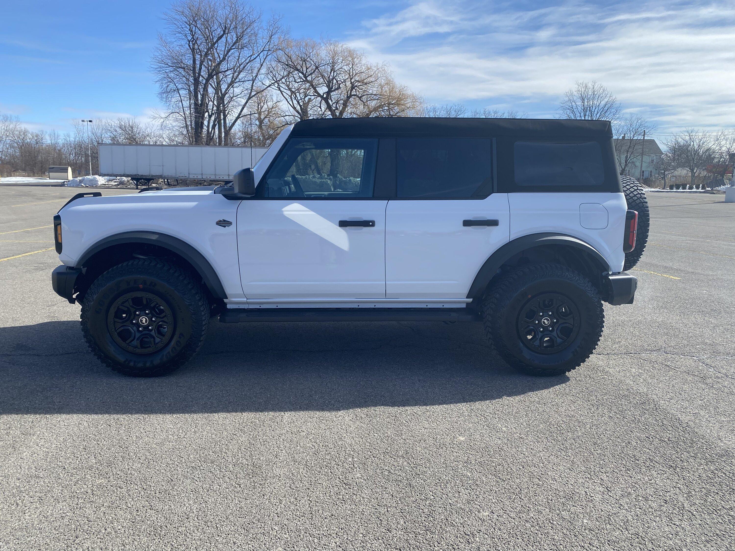Ford Bronco OXFORD WHITE Bronco Club 4D63EB51-E1D8-49DE-B212-BE5DAA23B0DD