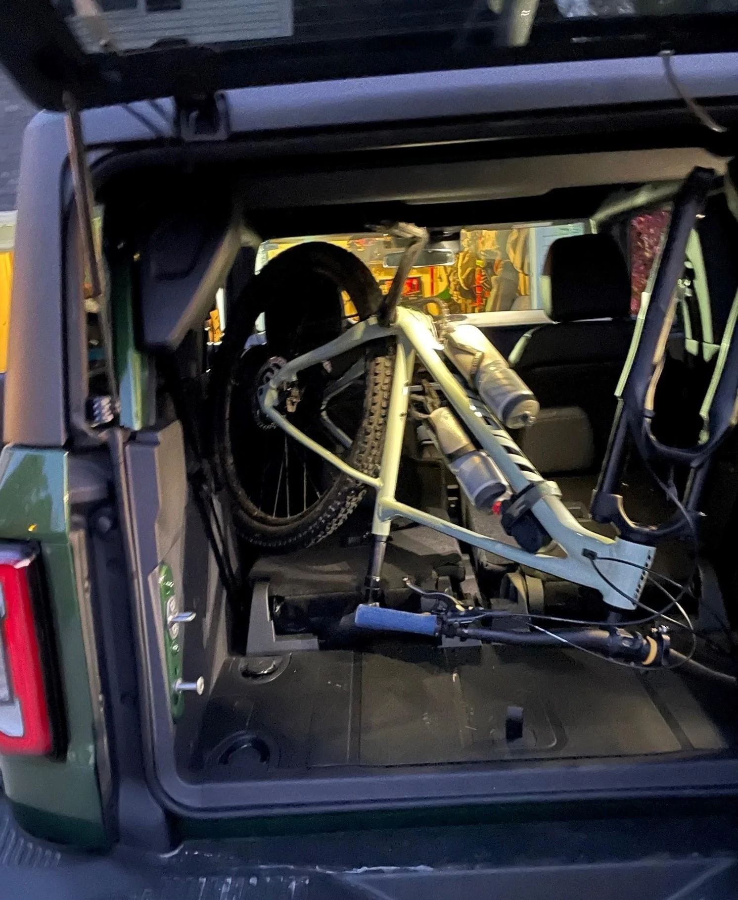 Ford Bronco 2 Door + a mountain bike.. she fits!! Bronco_MTB