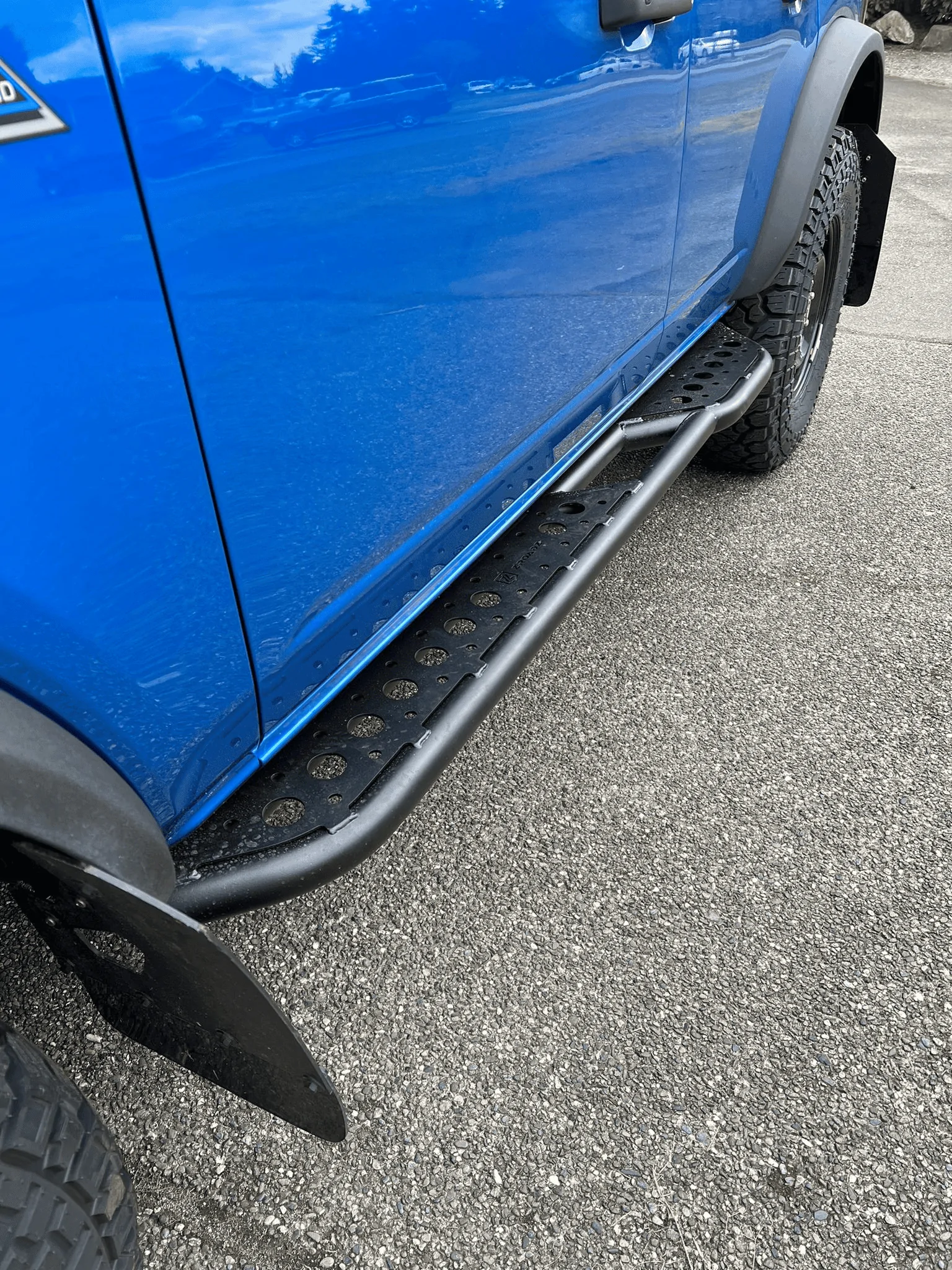 Ford Bronco ZROADZ TRAILX R1 Series Rock Slider Side Step installed on Black Diamond 1679117798362