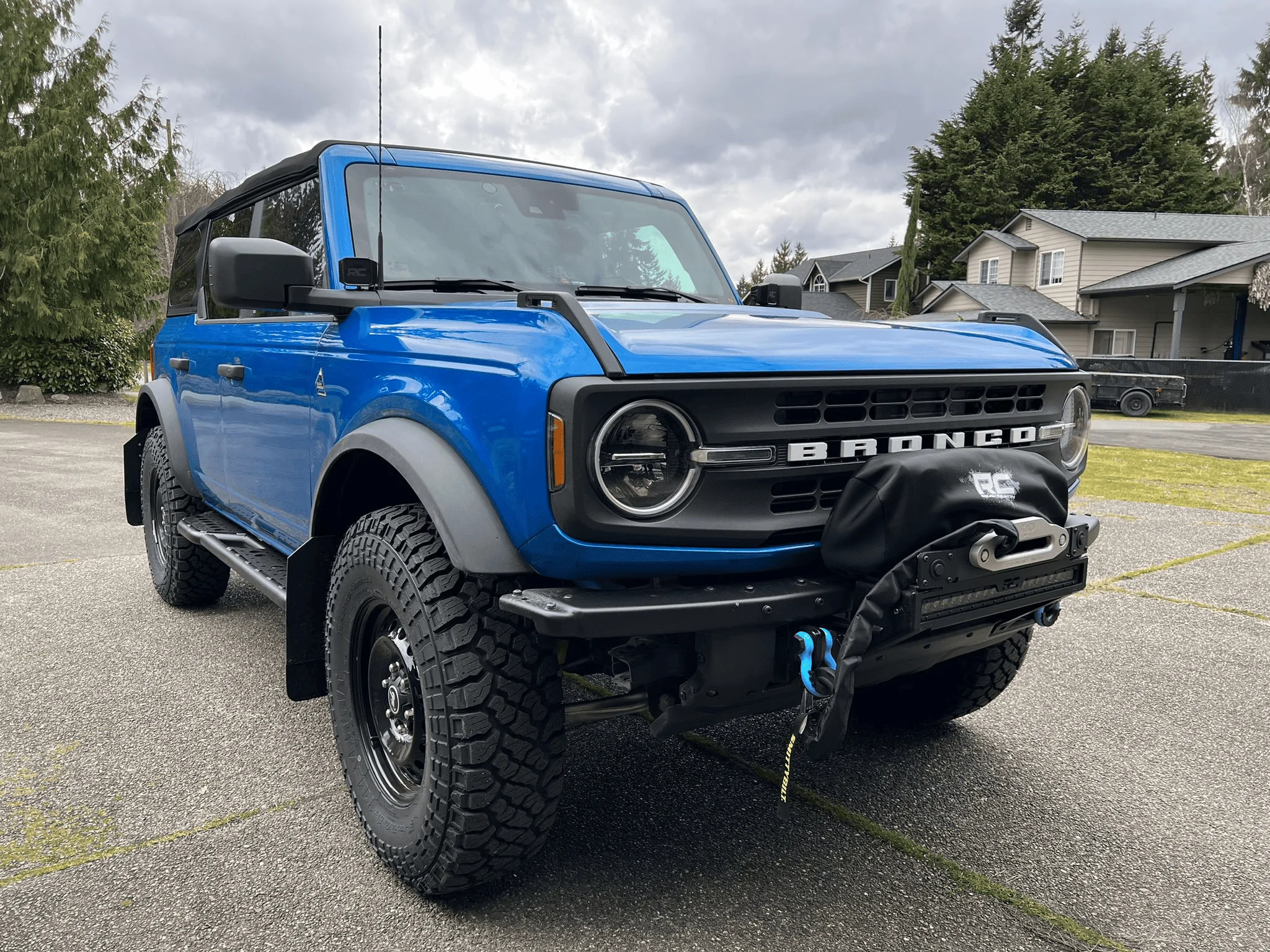 Ford Bronco ZROADZ TRAILX R1 Series Rock Slider Side Step installed on Black Diamond 1679117830141