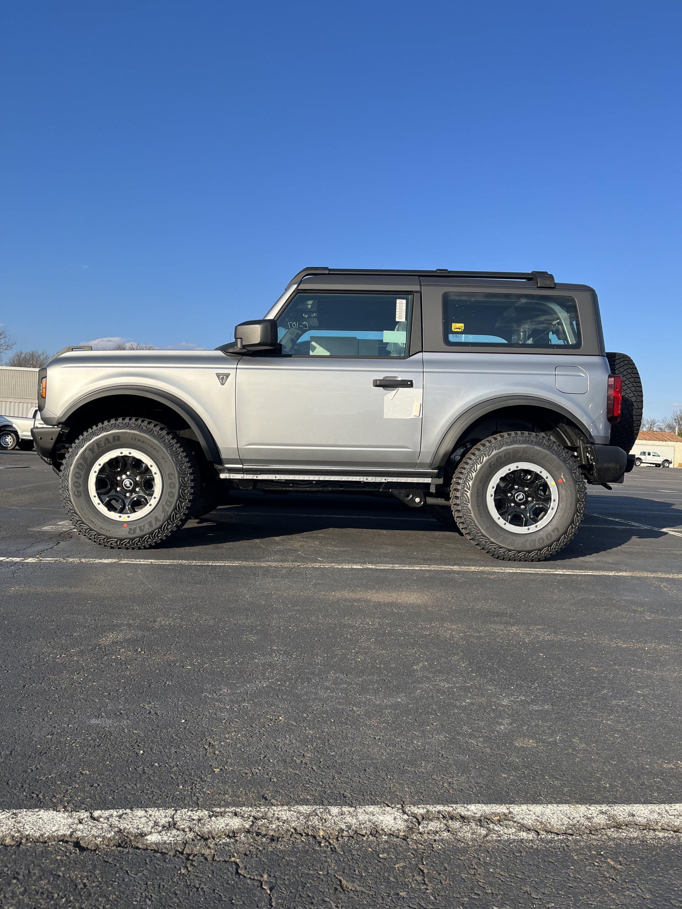 Ford Bronco ICONIC SILVER Bronco Club 023EA7F5-1354-41F4-A871-3838F5AC615E