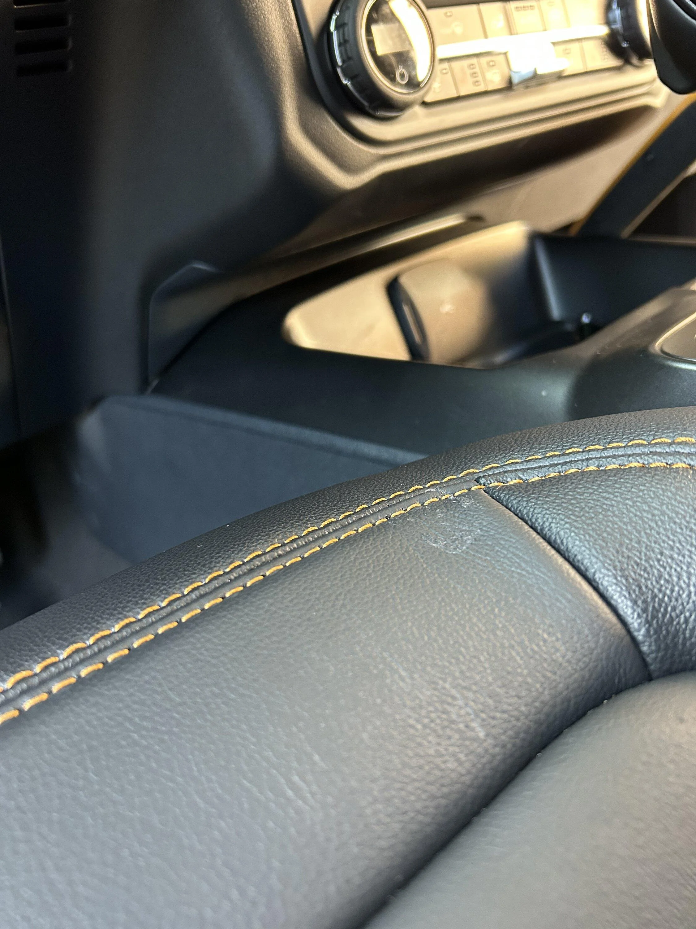 Ford Bronco Leather Peeling 5F83CCB4-FA19-4D49-BB96-6F5889B51189