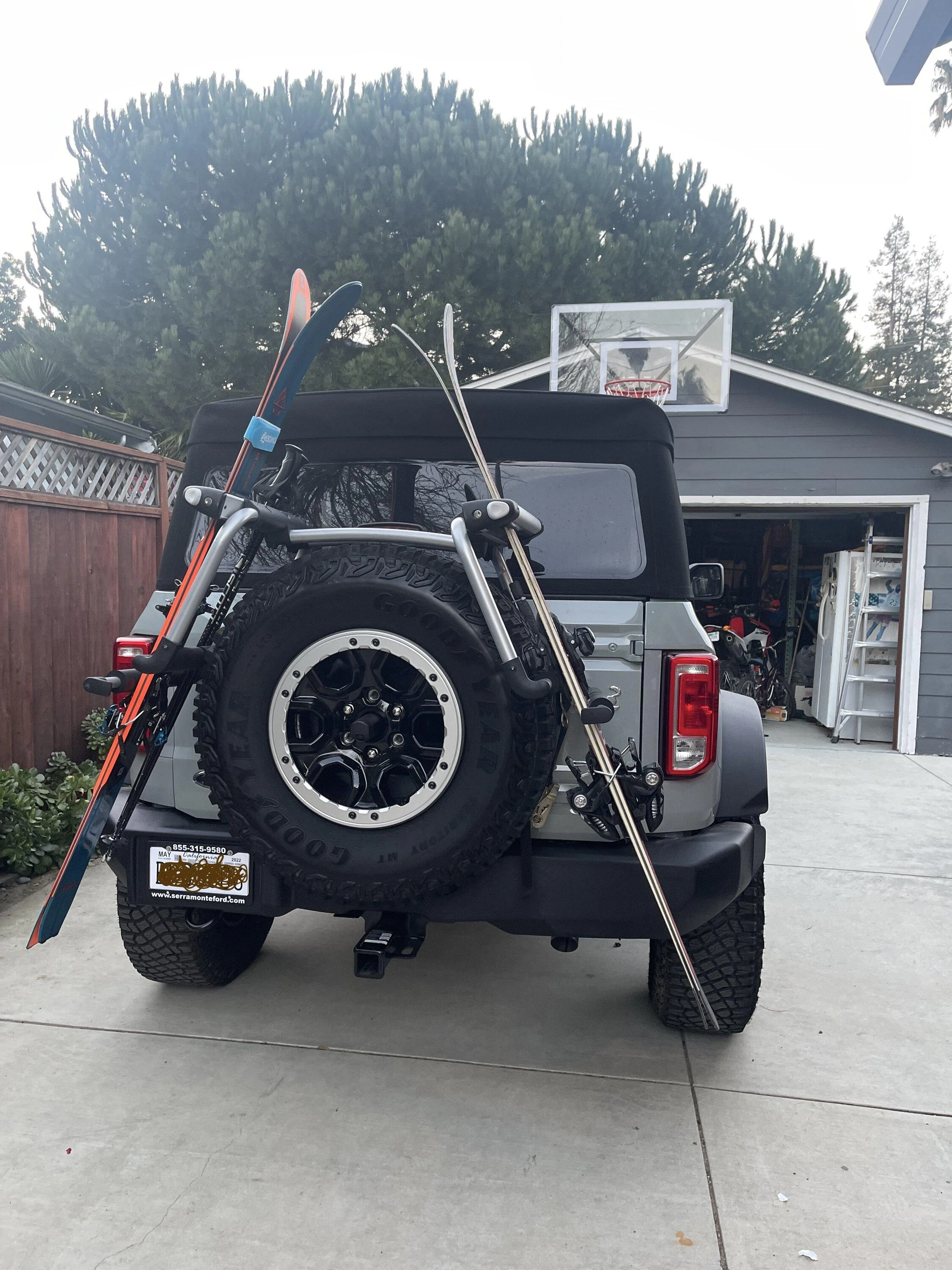 Ford Bronco Tire-mounted ski rack IMG_5008