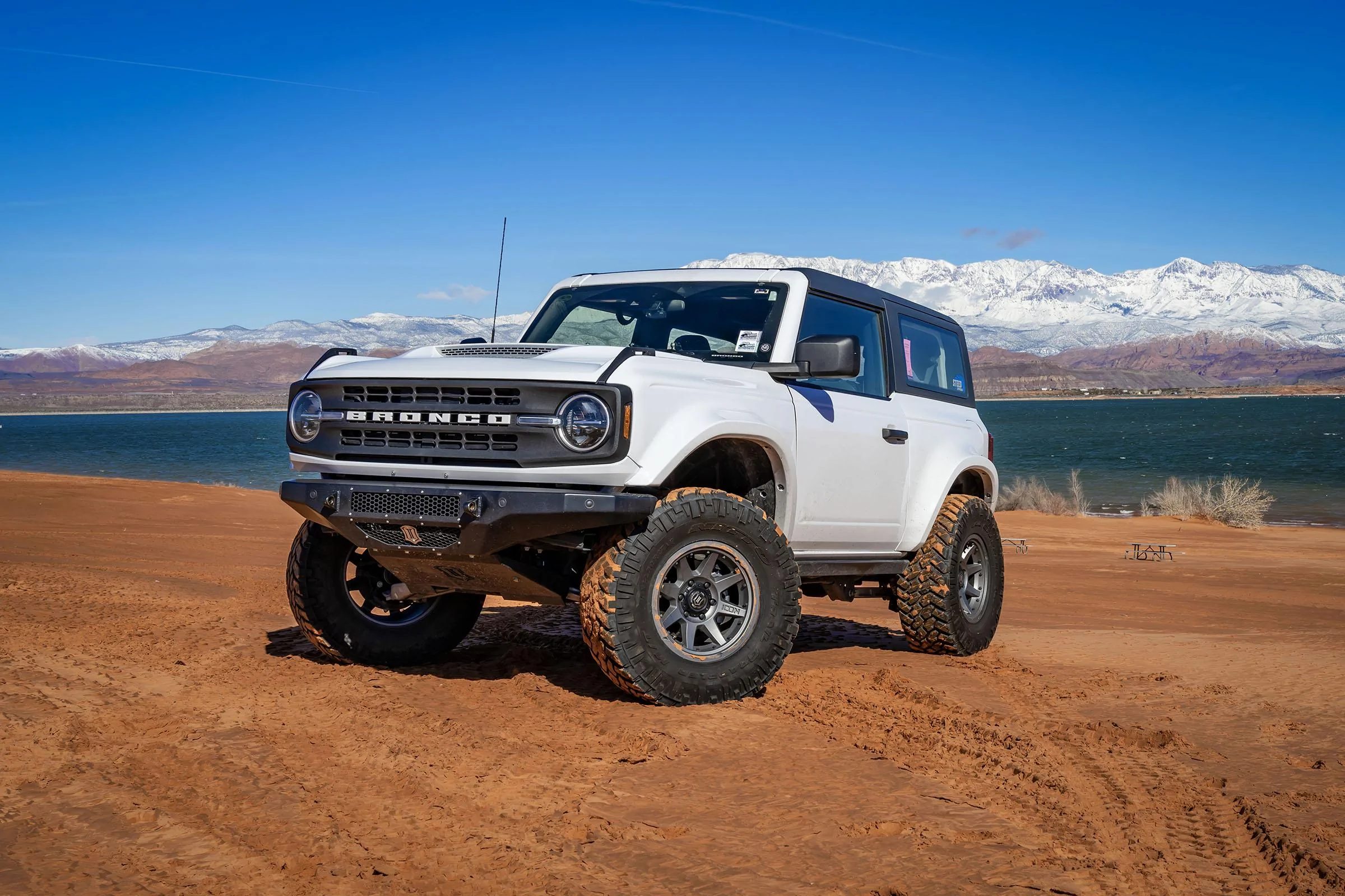 Ford Bronco OXFORD WHITE Bronco Club DTS_2837X-2400