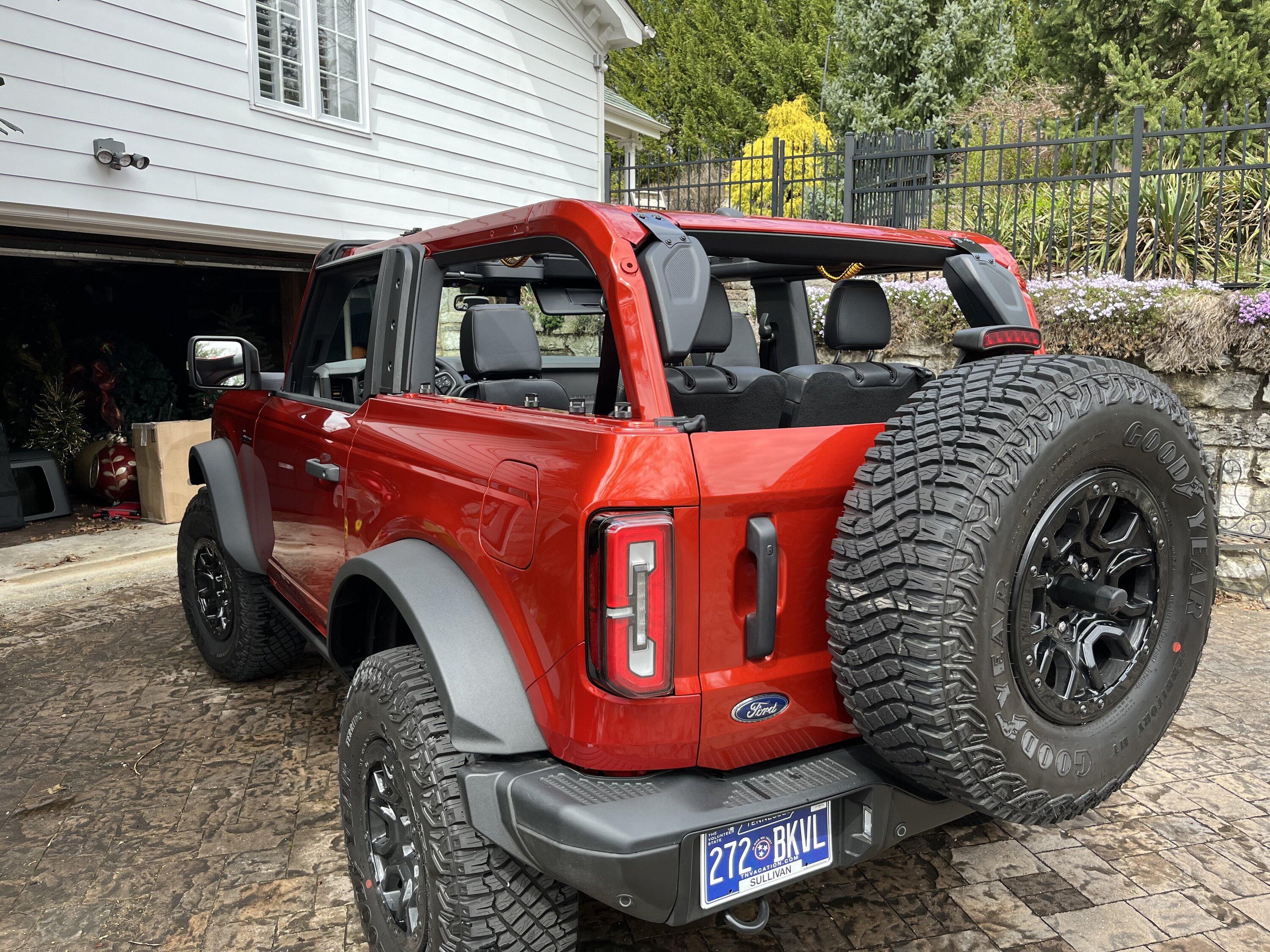 Ford Bronco HOT PEPPER RED Bronco Club F49C9FB2-3D12-4584-9CEA-B256240EFF27