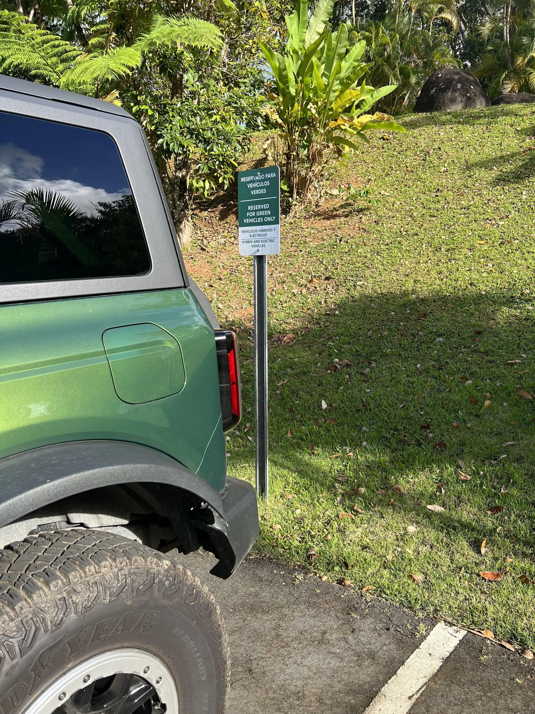 Ford Bronco ERUPTION GREEN Bronco Club 3680C12D-BBBE-4AC9-AE00-DFD2BF667126