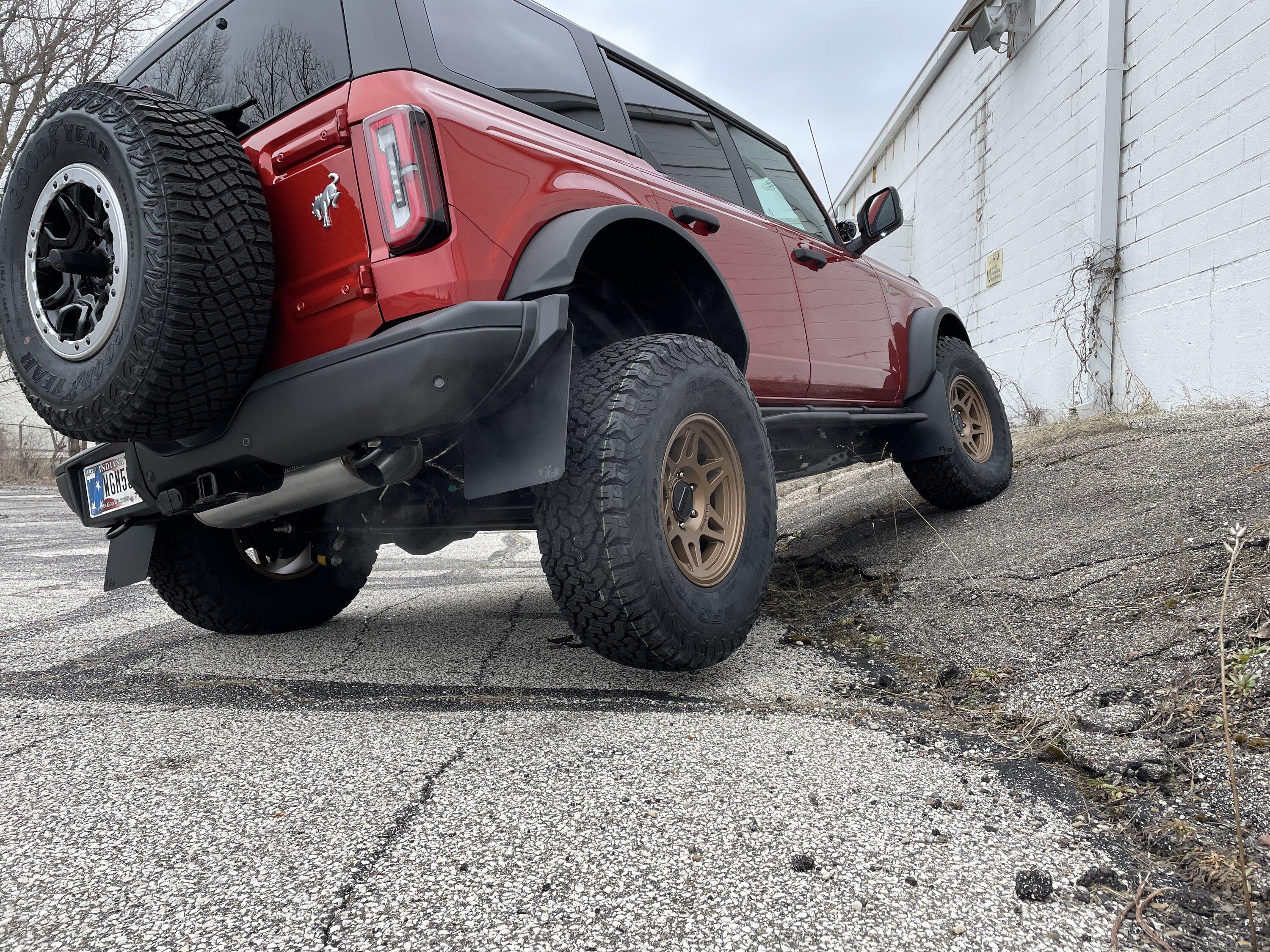 Ford Bronco HOT PEPPER RED Bronco Club 6C5C1497-B018-4E53-8CC2-BCF8ED02BA40