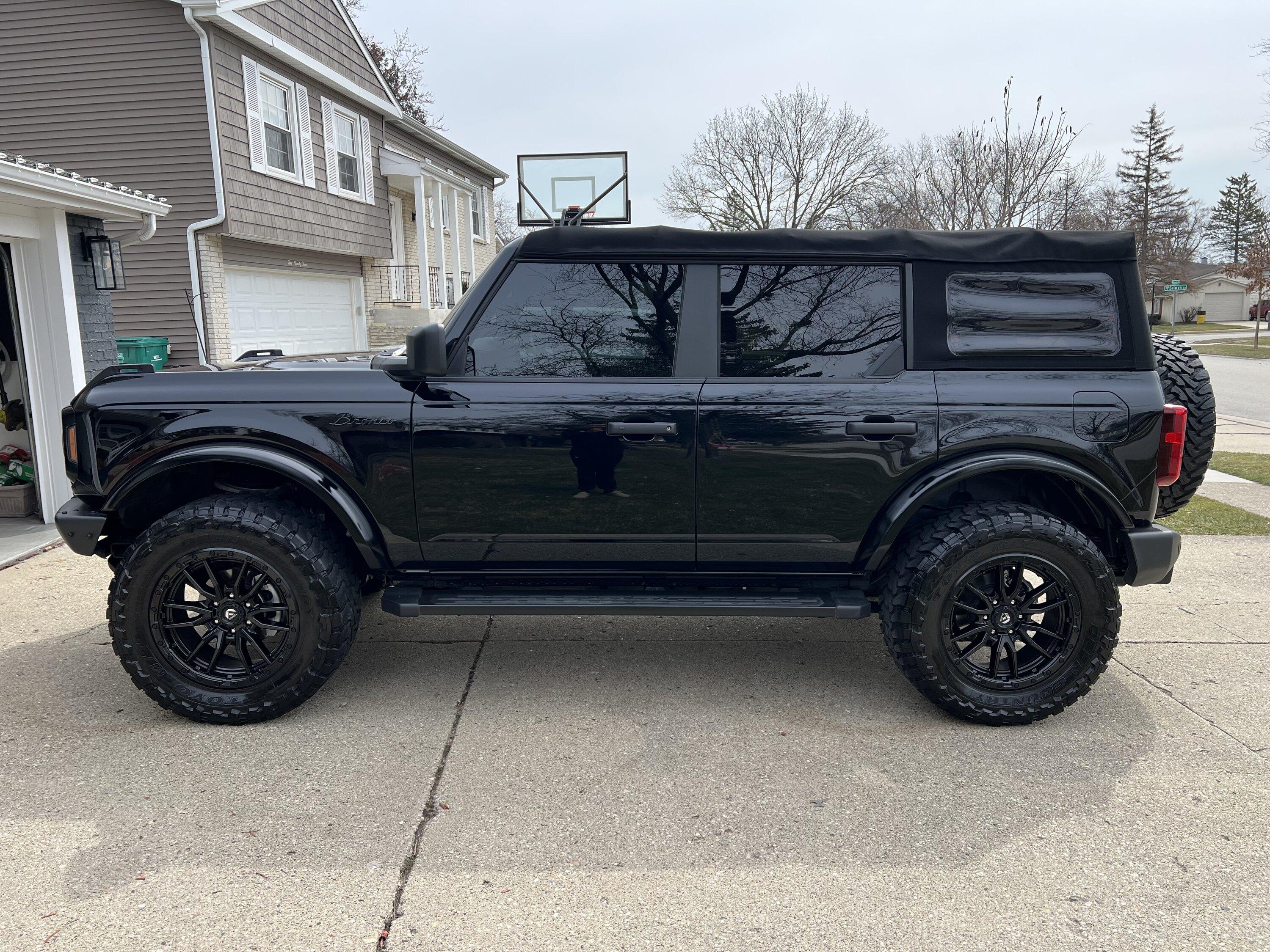 Ford Bronco Painted fender flares and grill gloss black 24AF32DD-7766-4DD6-BC06-31848778C836