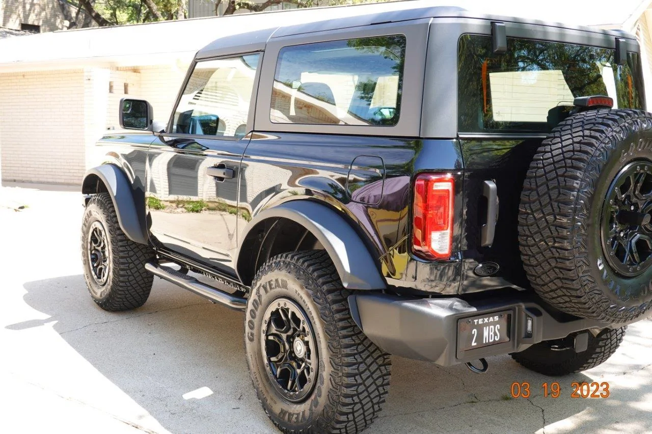 Ford Bronco Painted fender flares and grill gloss black MBS00278