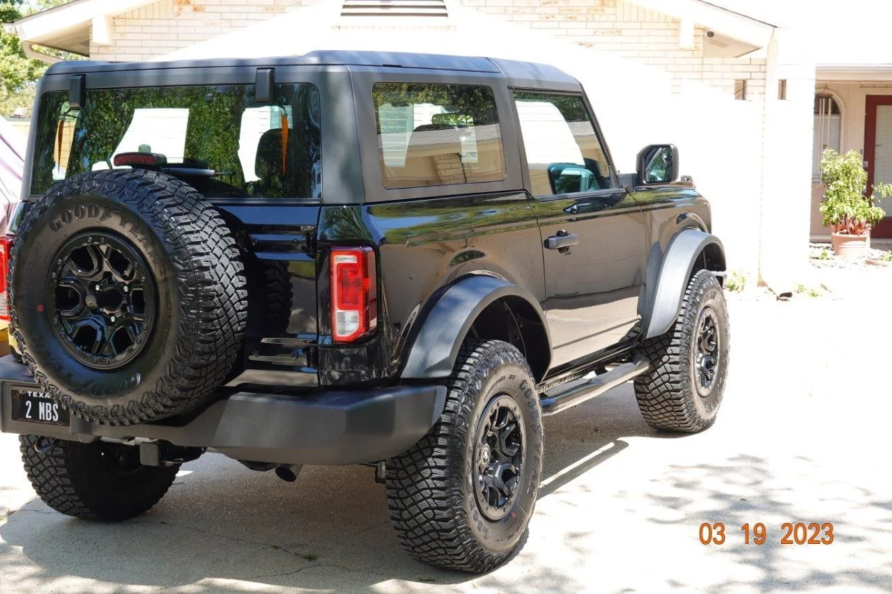 Ford Bronco Painted fender flares and grill gloss black MBS00280